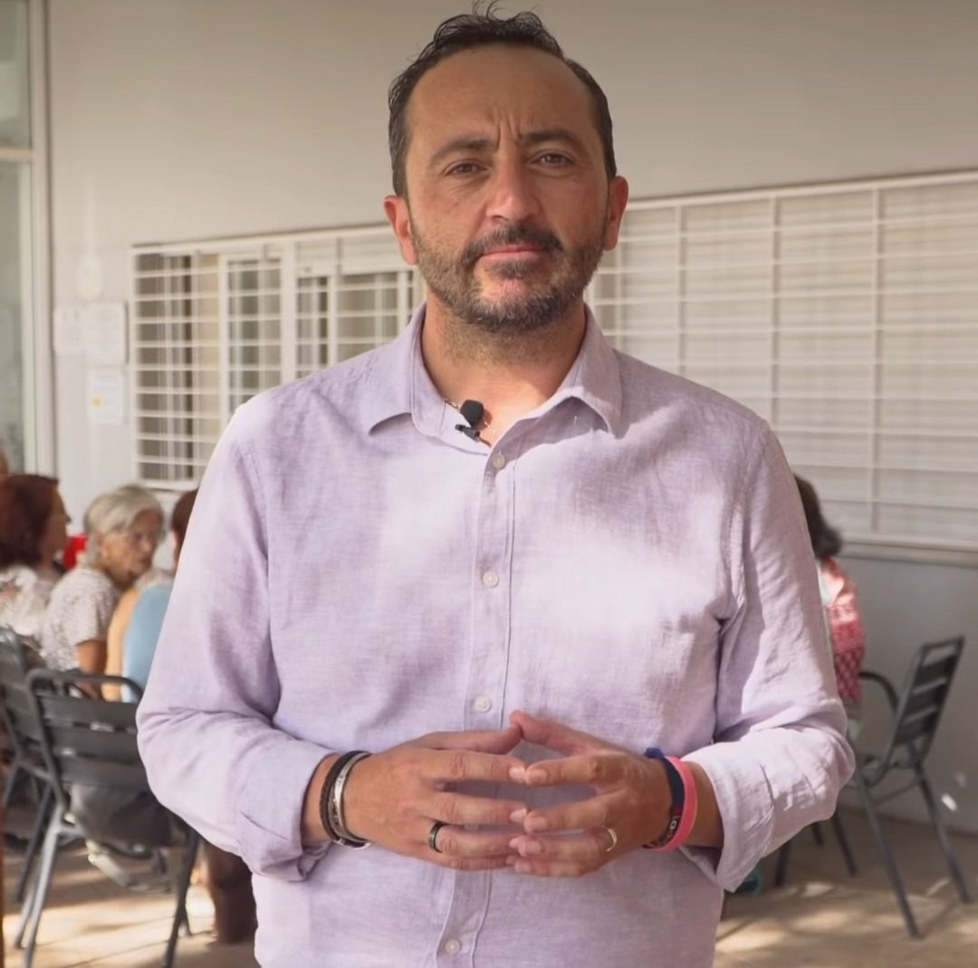 El alcalde de Peligros, Roberto García, durante su intervención destacando la importancia de construir redes de apoyo para combatir la soledad no deseada.