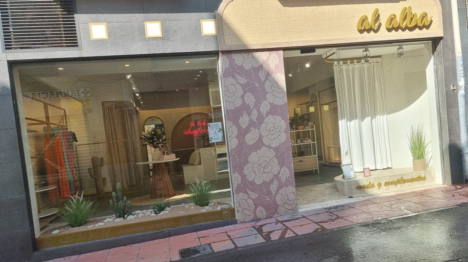 Al Alba: moda con alma y energía vitamina en el corazón de PeligrosTendencias, cercanía y un equipo que convierte cada visita en una experiencia.