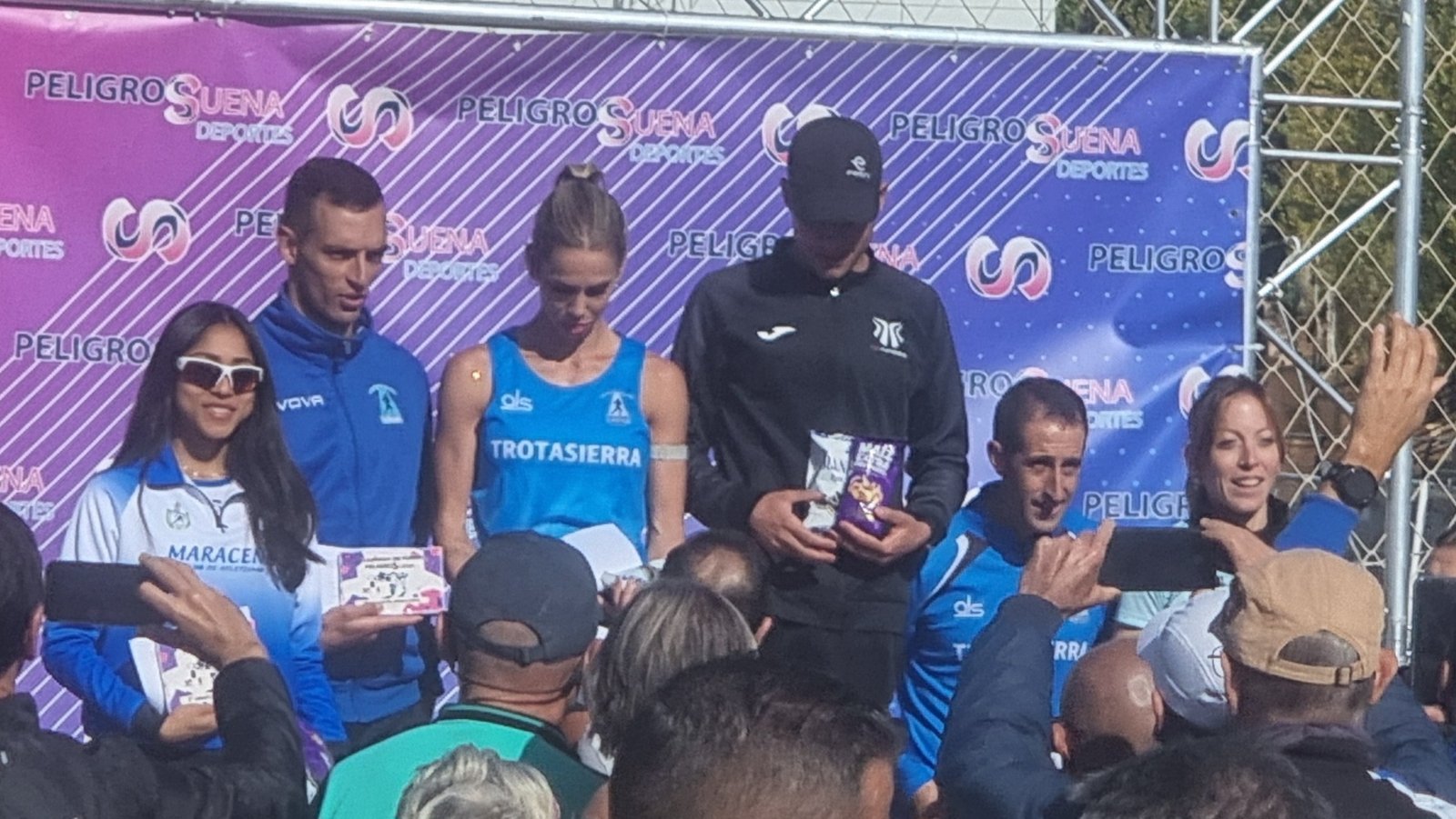 Pódium de la categoría masculina y femenina de la categoría absoluta. IX carrera "Peligros suena" 2025.