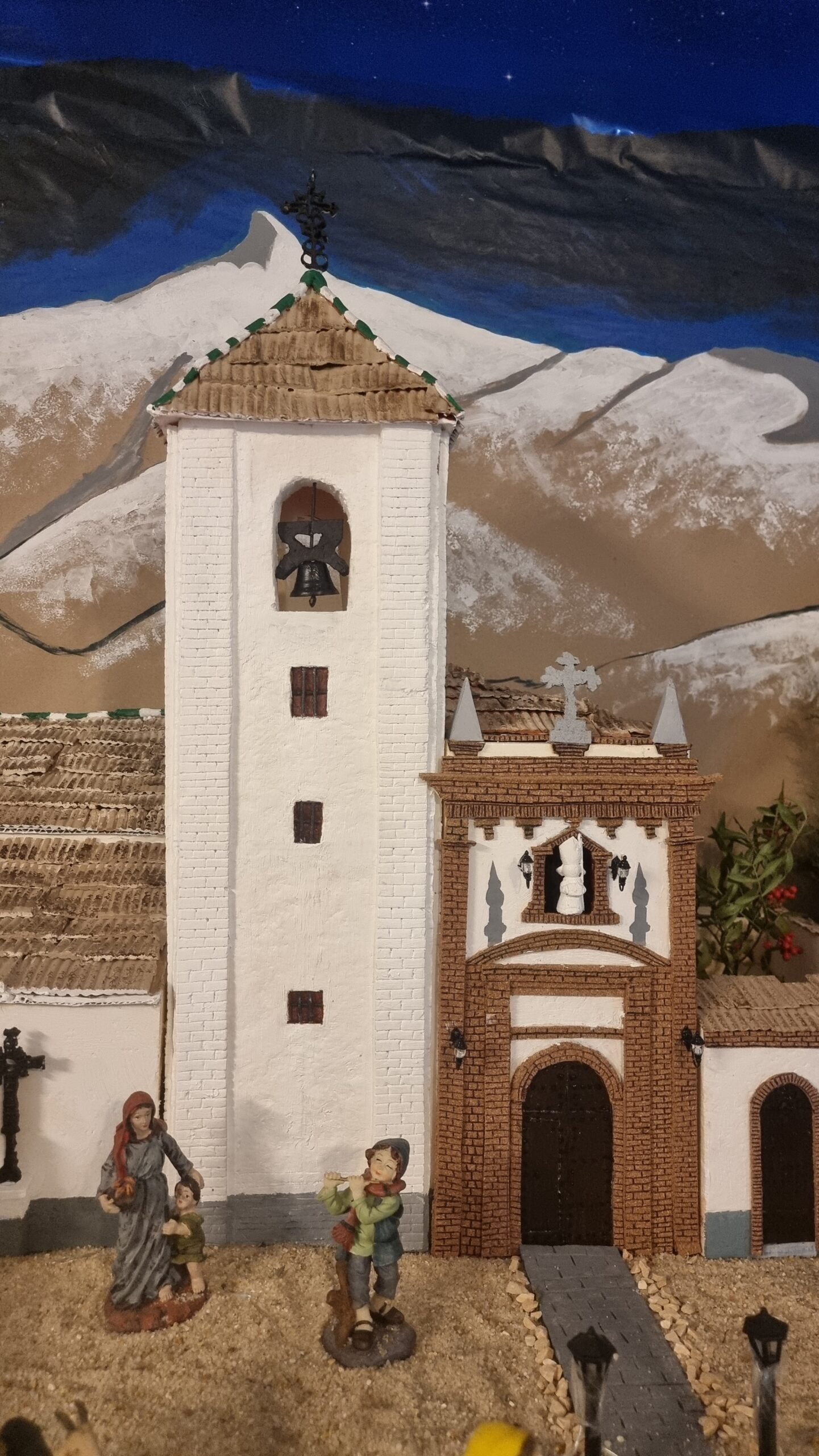 Detalle de la iglesia recreada en porexpán, uno de los elementos centrales del belén, construida y pintada íntegramente a mano.