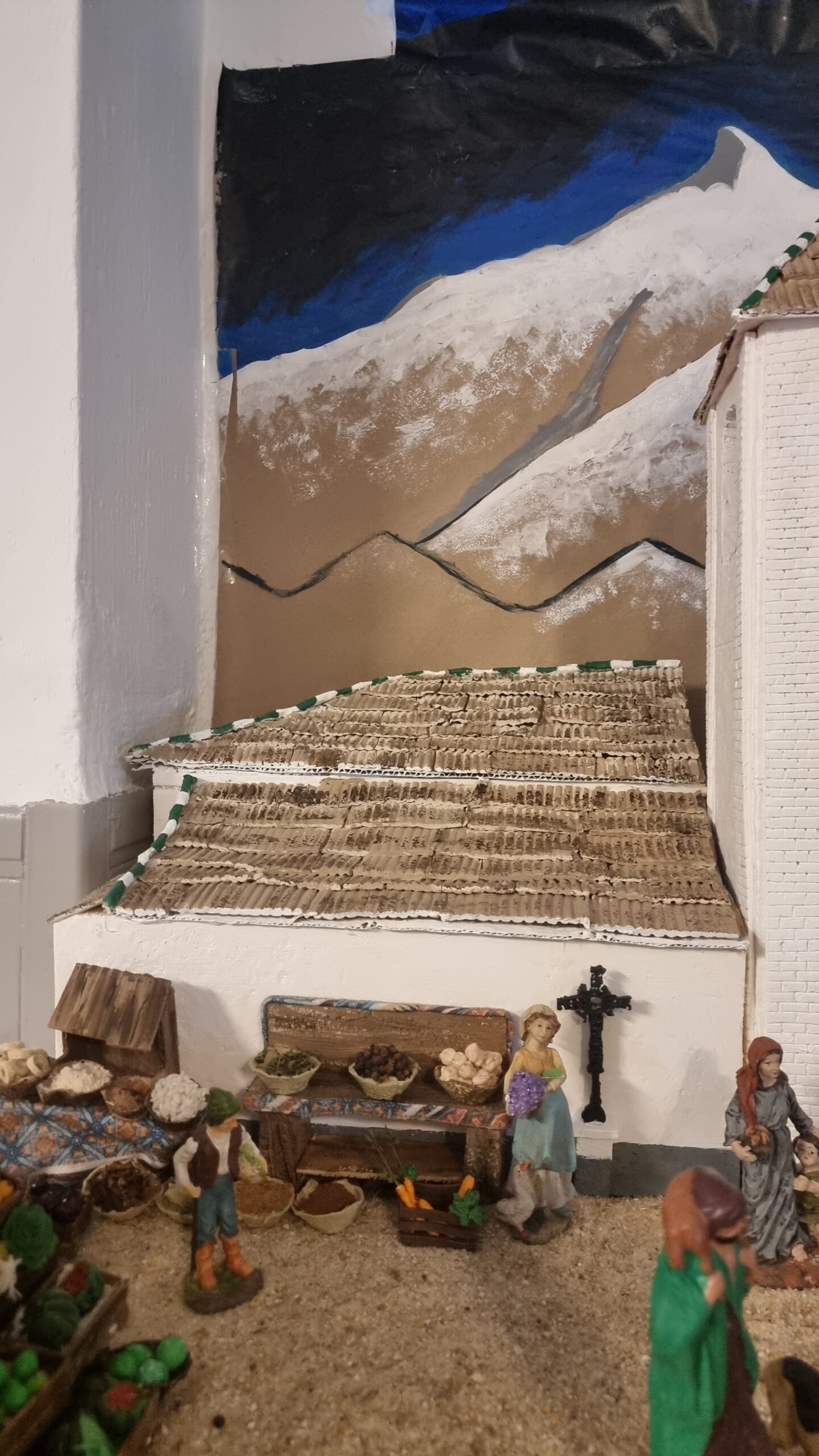 Detalle de la nave de la iglesia, donde se aprecian las tejas modeladas a mano en la construcción del belén.