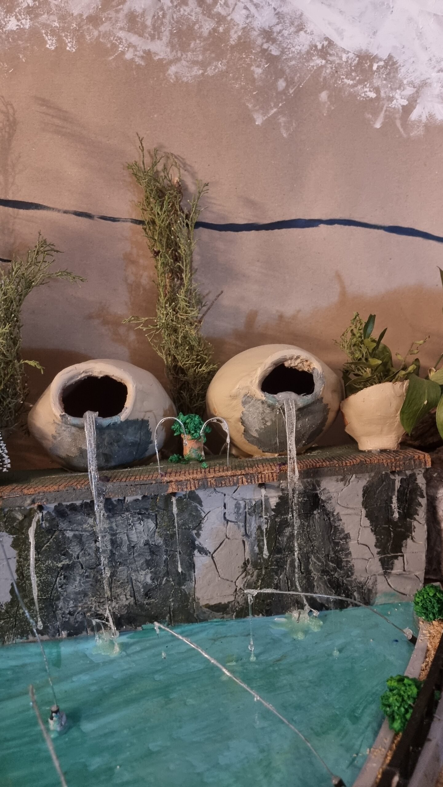 Detalle de las tinajas de la Fuente de la Plaza de los Patos, recreadas artesanalmente como parte del belén.