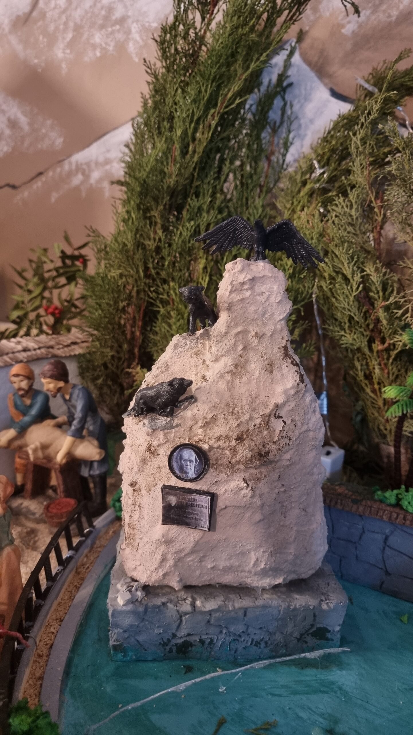 Primer plano del monumento a Félix Rodríguez de la Fuente, recreado con detalle dentro del vaso de la fuente del belén.