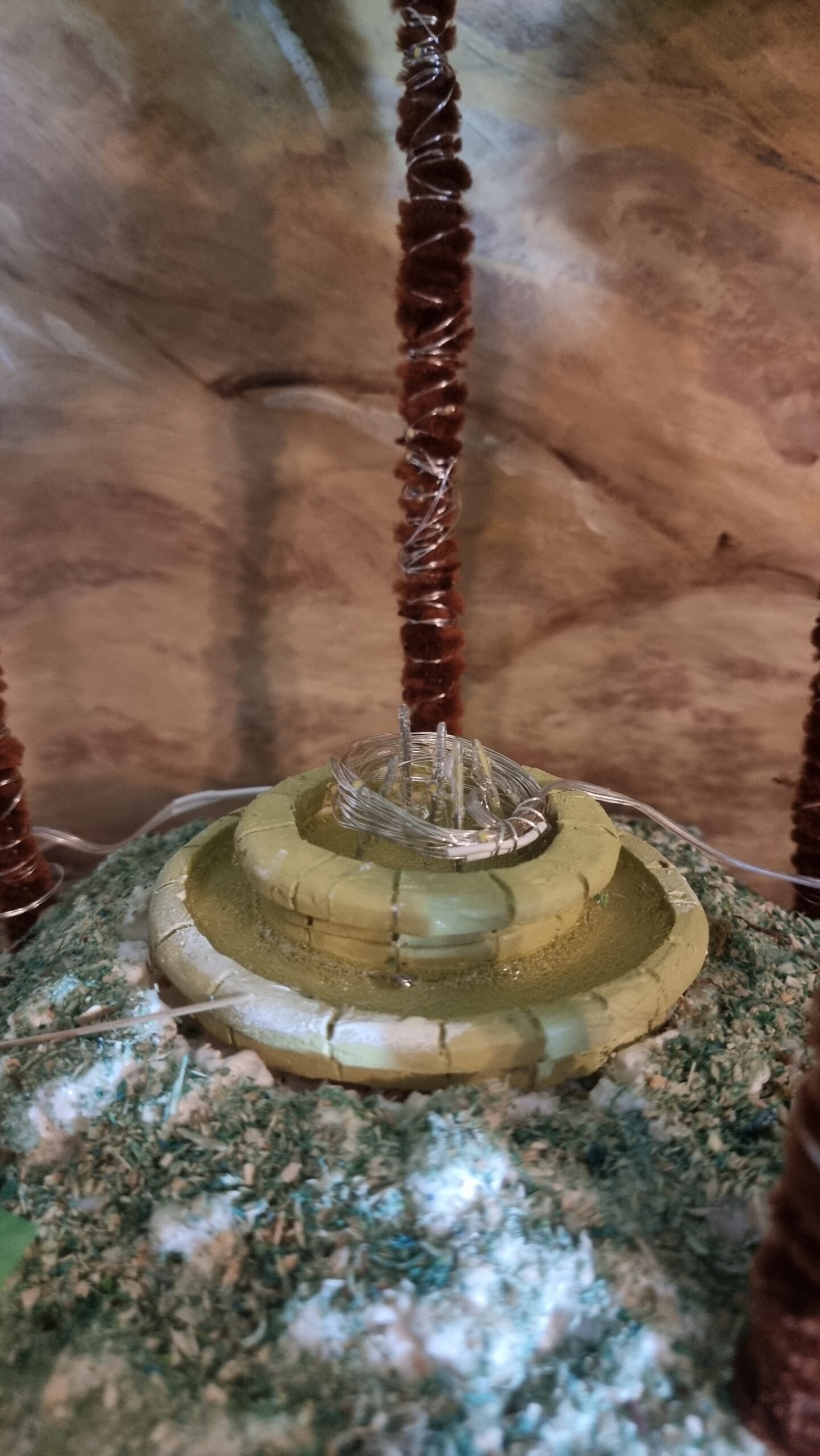 Primer plano de la fuente de la glorieta, donde se aprecian los detalles constructivos y decorativos de la recreación.