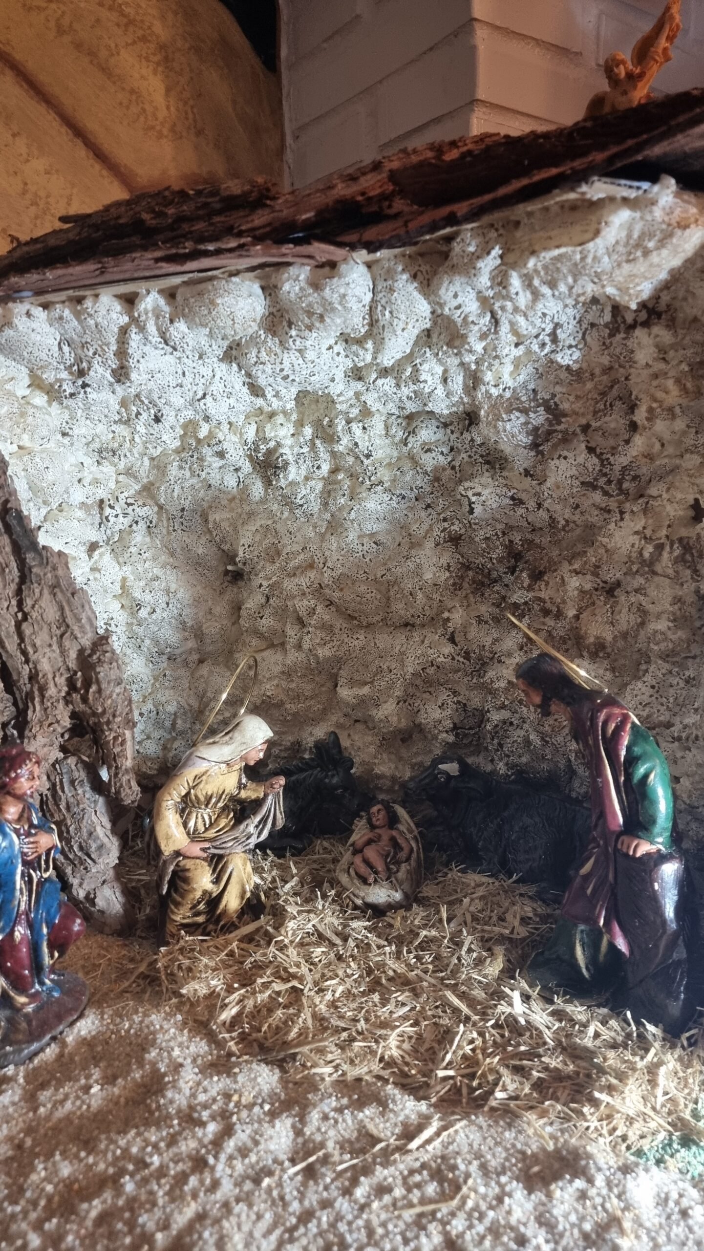 El Misterio del belén, con San José, la Virgen y el Niño, acompañados por el buey y la mula.