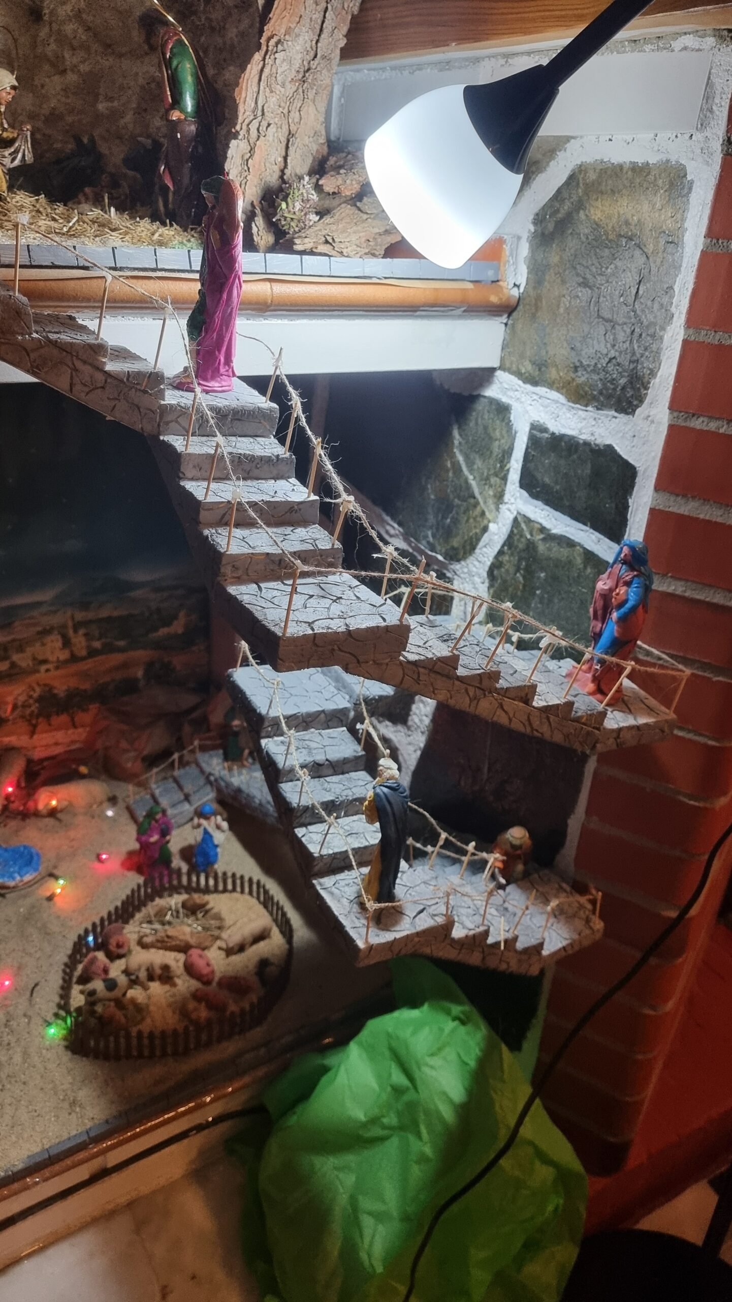 Escaleras realizadas en porexpán que conectan los donde niveles del Belén. Estas escaleras están compuestas de 49 escalones.