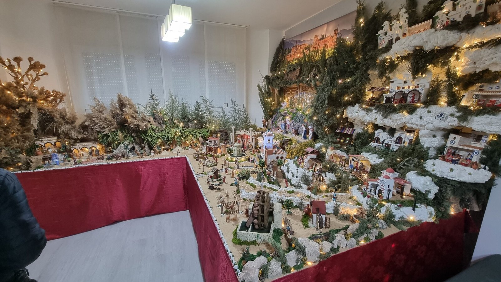 Vista general del belén de María Nieves Rodríguez López, primer premio del II Concurso Municipal de Belenes de Peligros, donde se aprecia el conjunto del montaje y su cuidada escenografía.