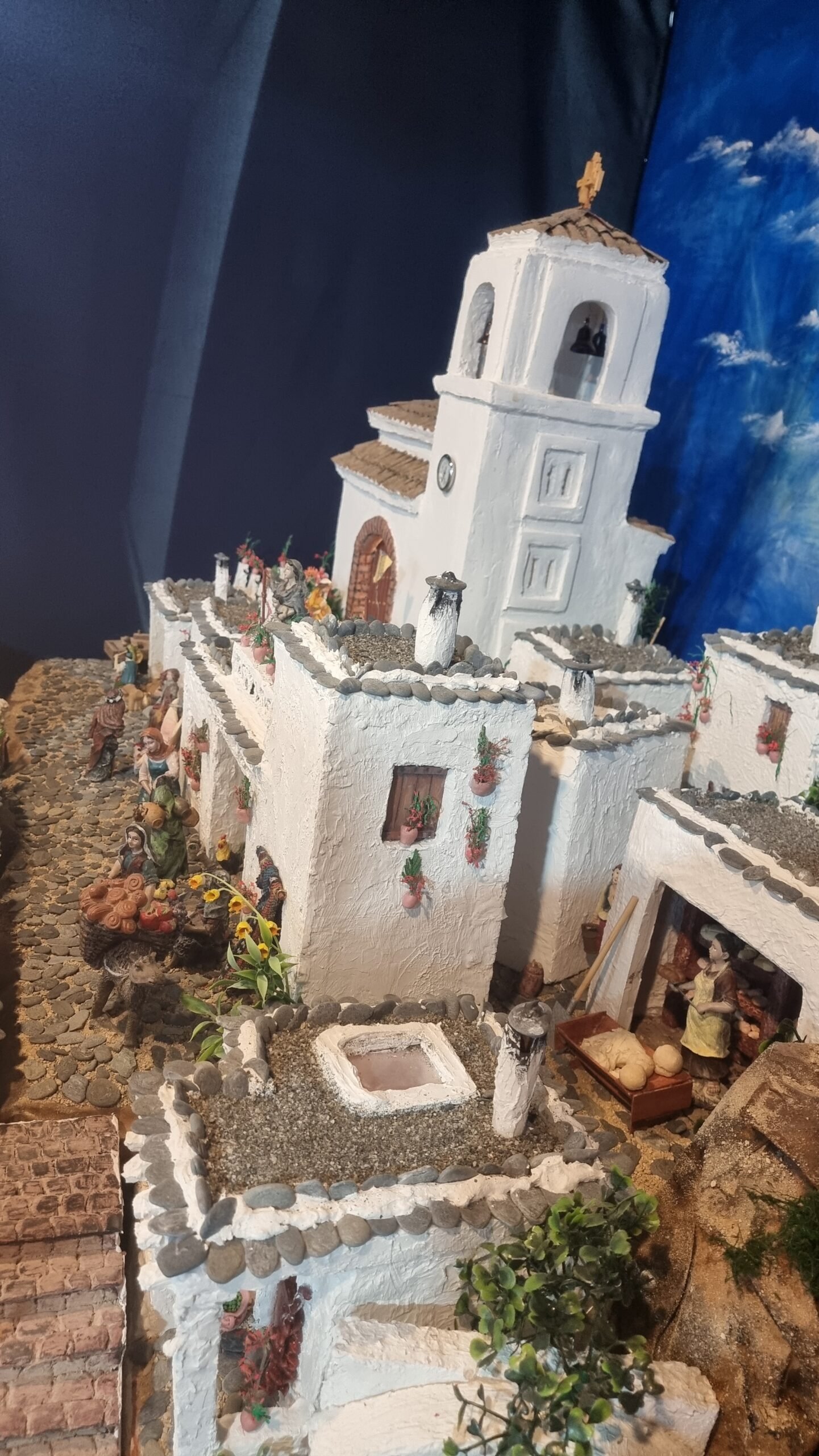 Detalle del belén en un solo nivel, donde la iglesia domina la escena y las callejuelas alpujarreñas articulan el conjunto.