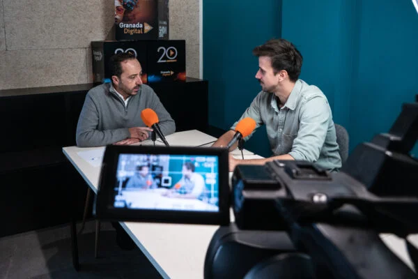 El alcalde de Peligros, Roberto García, durante la entrevista con el periodista de Granada Digital, Toni Nogueras, en el programa “Nuevos líderes para nuevos territorios”.