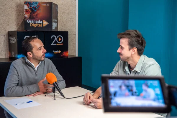 Un momento de la conversación entre Roberto García, alcalde de Peligros, y el periodista de Granada Digital Toni Nogueras, repasando los retos y proyectos del municipio.