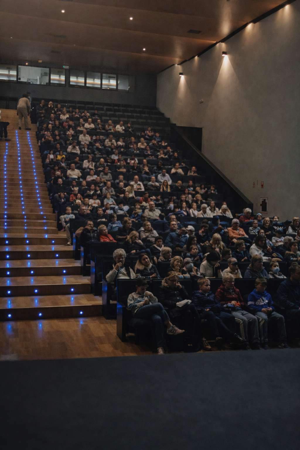 Público asistente al bingo navideño, durante la mañana del martes, ocupando buena parte del aforo del Teatro Pablo Neruda de Peligros.