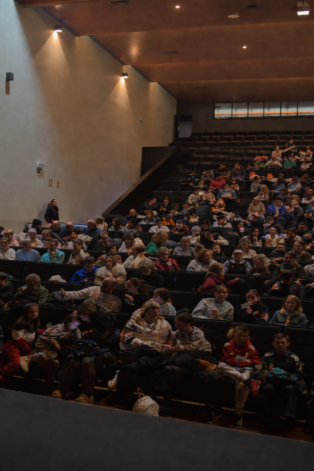 Público asistente al bingo navideño, durante la mañana del martes, ocupando buena parte del aforo del Teatro Pablo Neruda de Peligros.