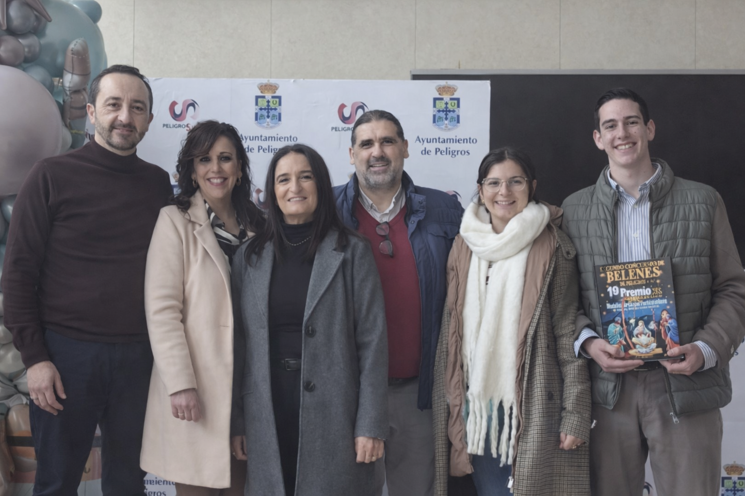 María Nieves Rodríguez López y su hijo Pablo, primer premio del II Concurso Municipal de Belenes de Peligros, durante el acto de entrega celebrado en el vestíbulo del Teatro Pablo Neruda.