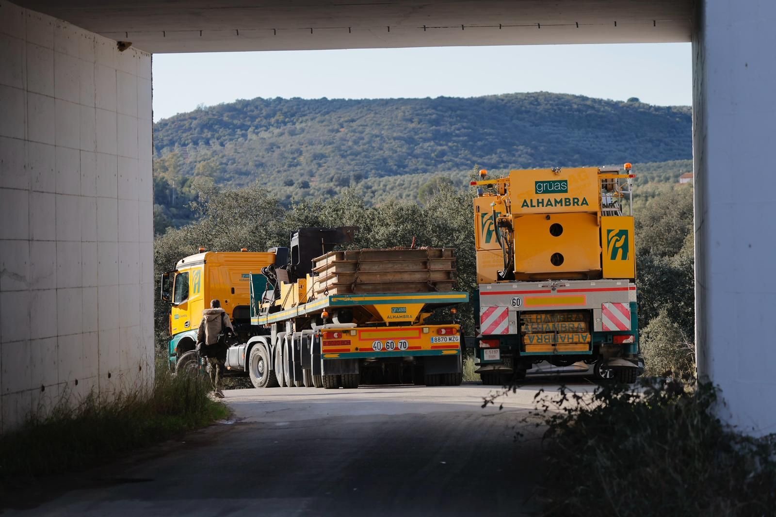 Camiones y maquinaria pesada de Grúas Alhambra, empresa afincada en el Polígono Juncaril de Peligros, llegando al entorno del accidente ferroviario de Adamuz.