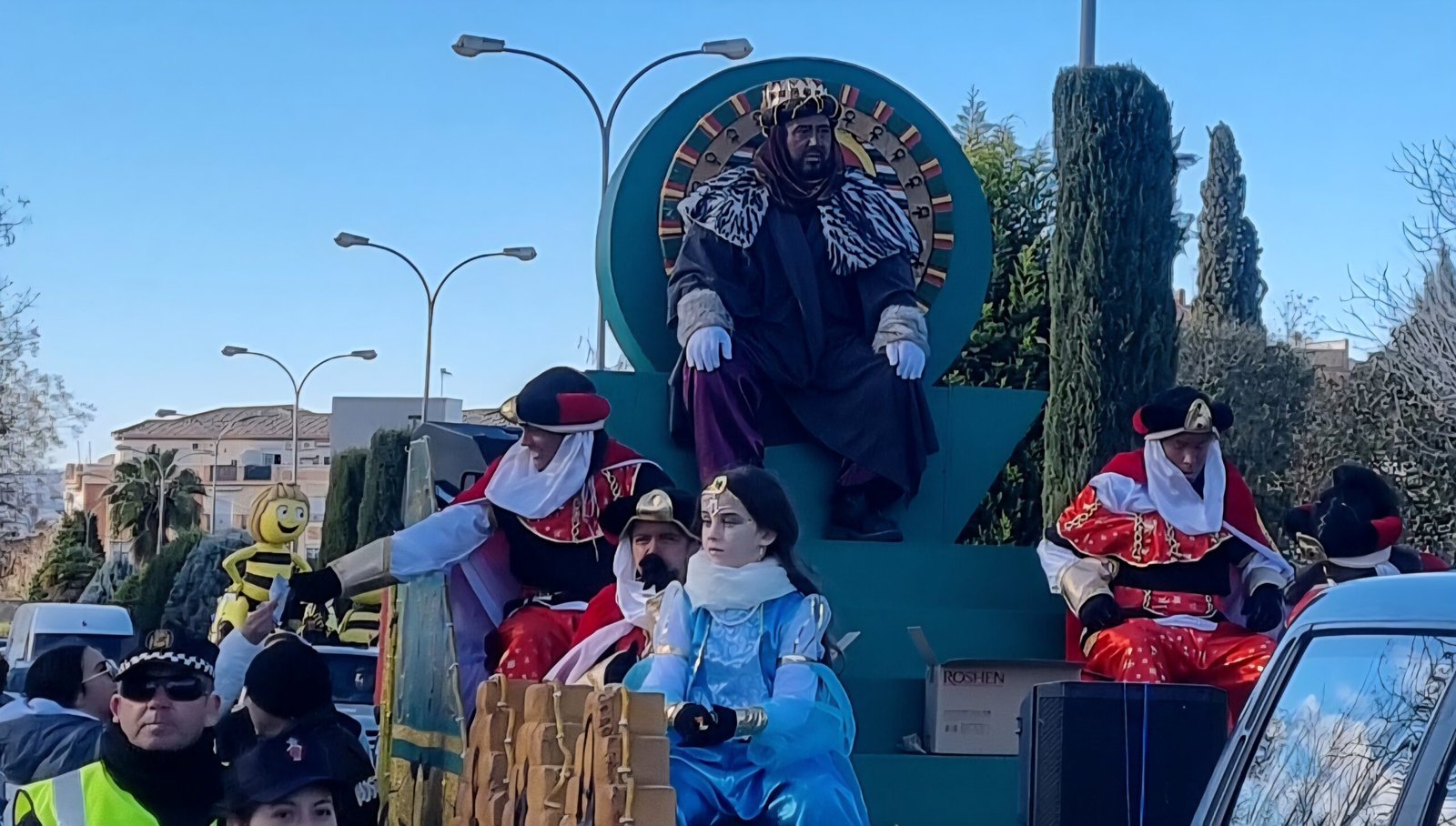 Baltasar, majestuoso y cercano, saluda desde su carroza mientras reparte ilusión y alegría a su paso por las calles de Peligros.
