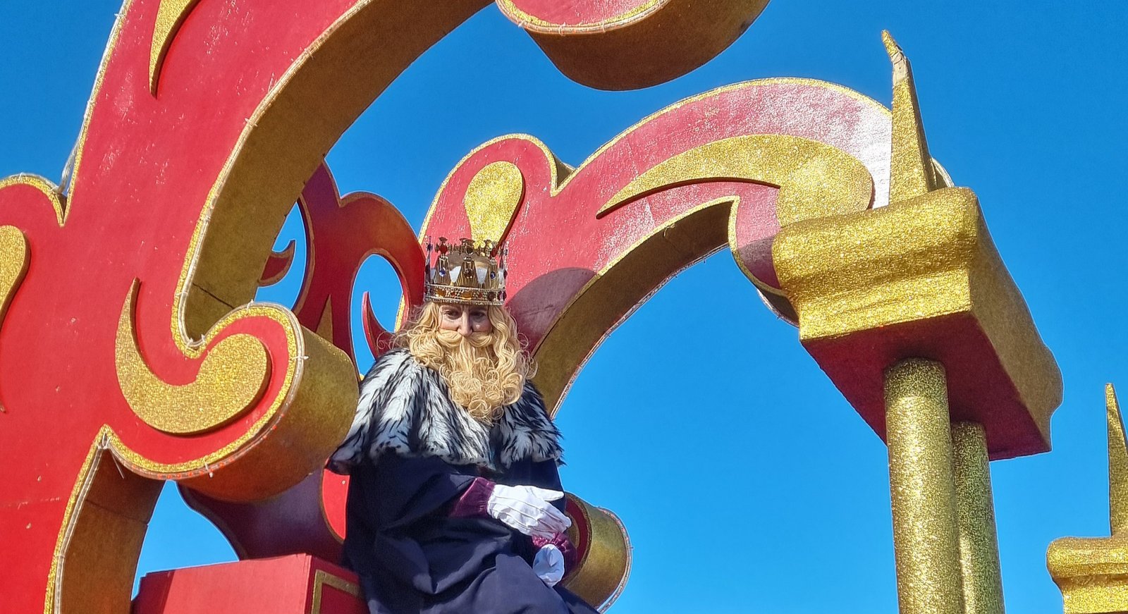 Gaspar, sonriente desde su carroza, devuelve los saludos del público y llena de magia cada rincón de Peligros en la mañana de Reyes.
