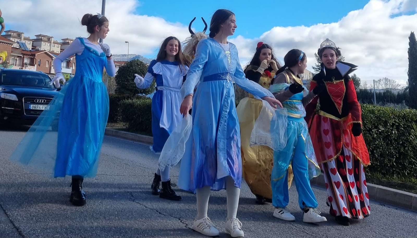 El grupo de baile abre la cabalgata de Reyes llenando de ritmo, color y animación las calles de Peligros desde el primer momento.