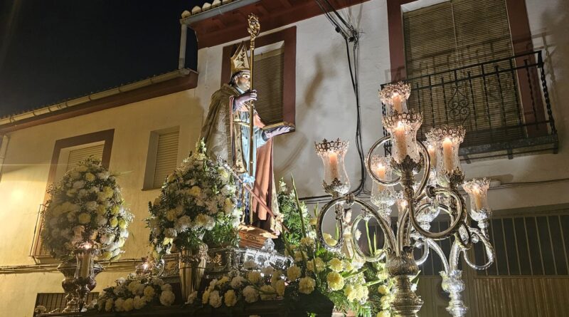 San Ildefonso, patrón de Peligros, en una imagen de años anteriores: el cortejo avanza entre cera encendida y exorno floral blanco, en una estampa de recogimiento y tradición por las calles del municipio