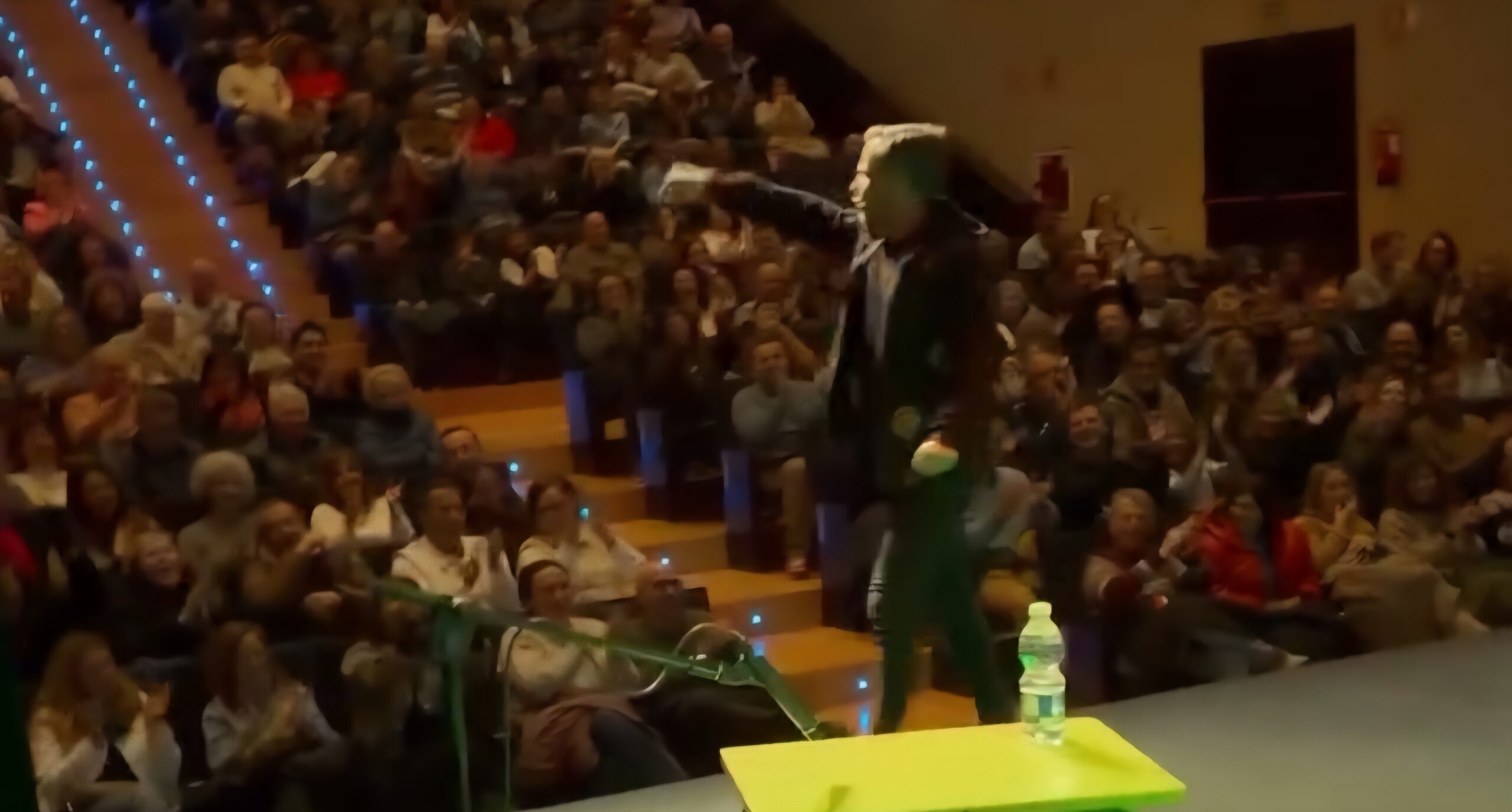 Jordi Merca durante un momento de su espectáculo "Yo sobreviví a la EGB".Imagen de portada extraída del perfil de @jordimerca