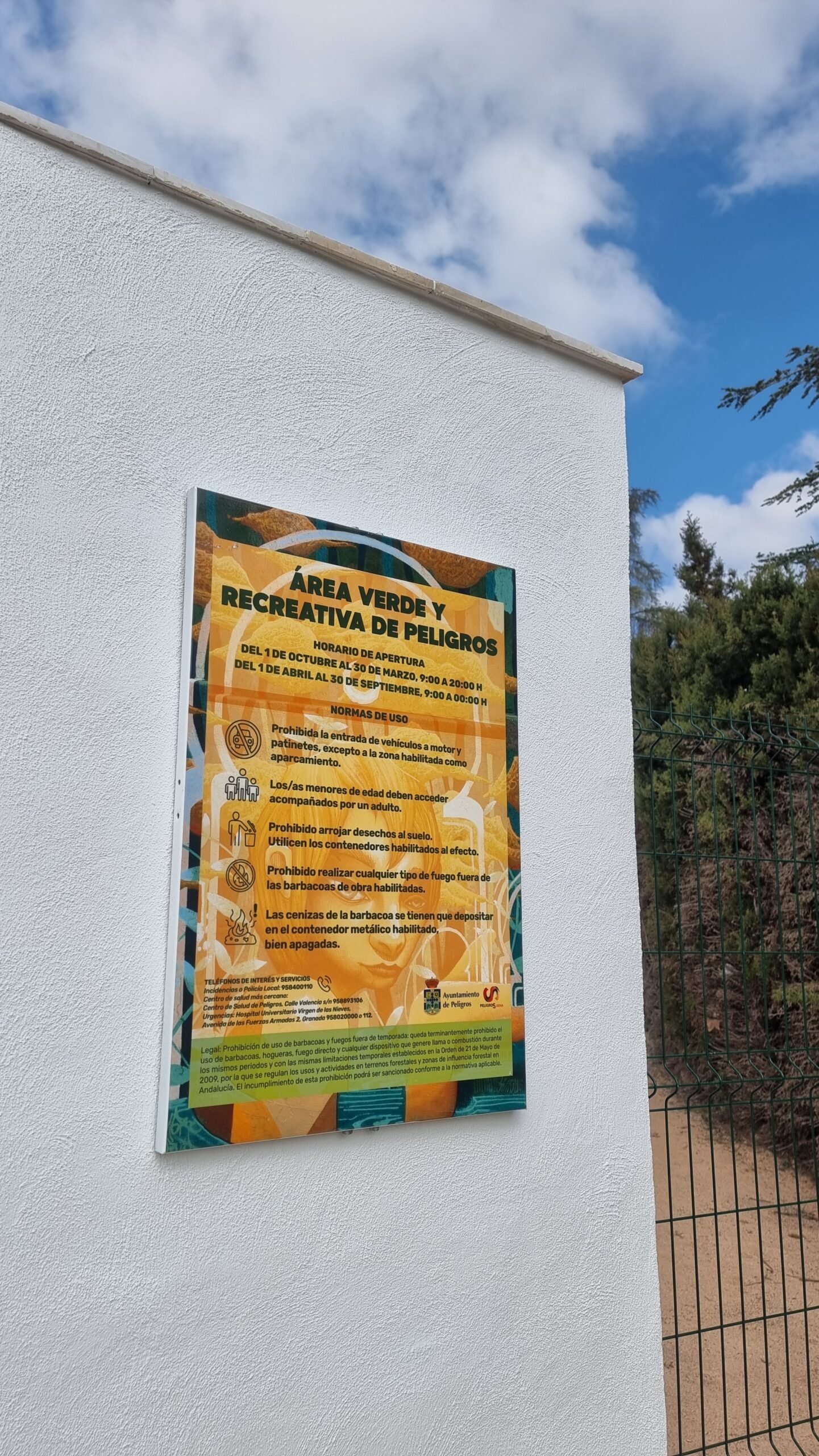 Cartel informativo con el horario de apertura y las normas de uso del Área Recreativa de Monteluz.