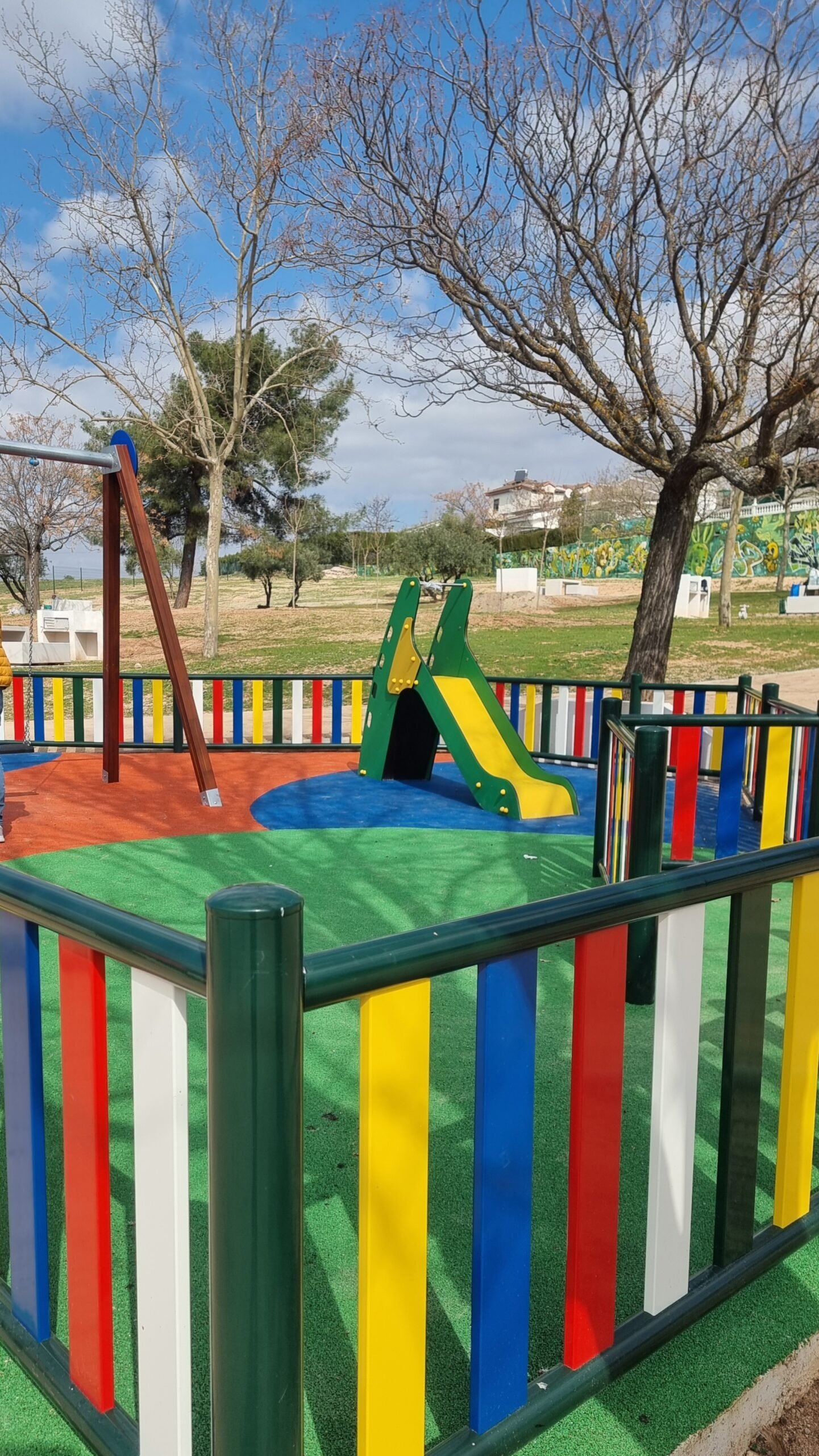 El nuevo recinto recreativo de Monteluz incluye un parque infantil integrado en el espacio verde.