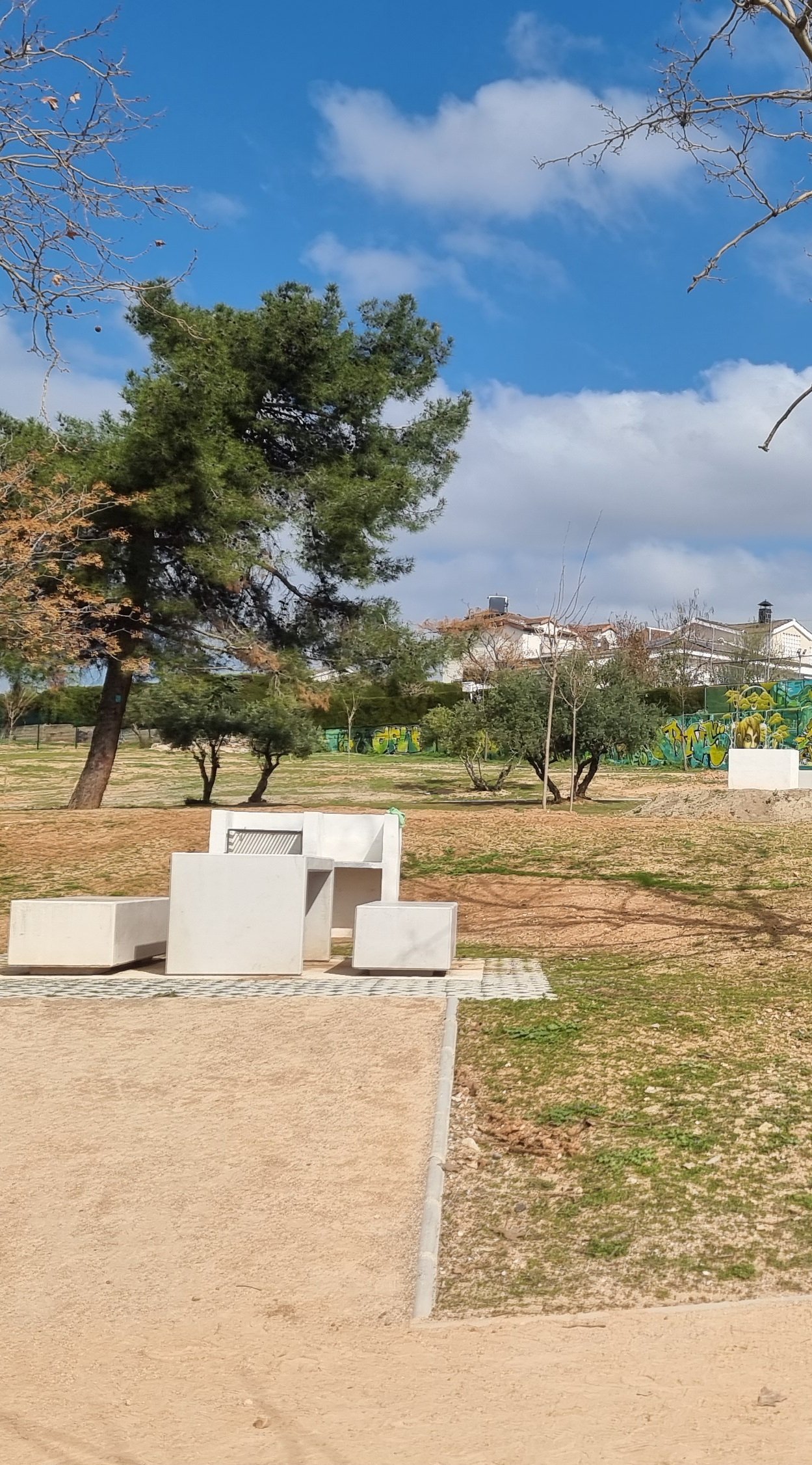 Detalle de los merenderos y barbacoas instalados en el nuevo recinto recreativo de Monteluz.