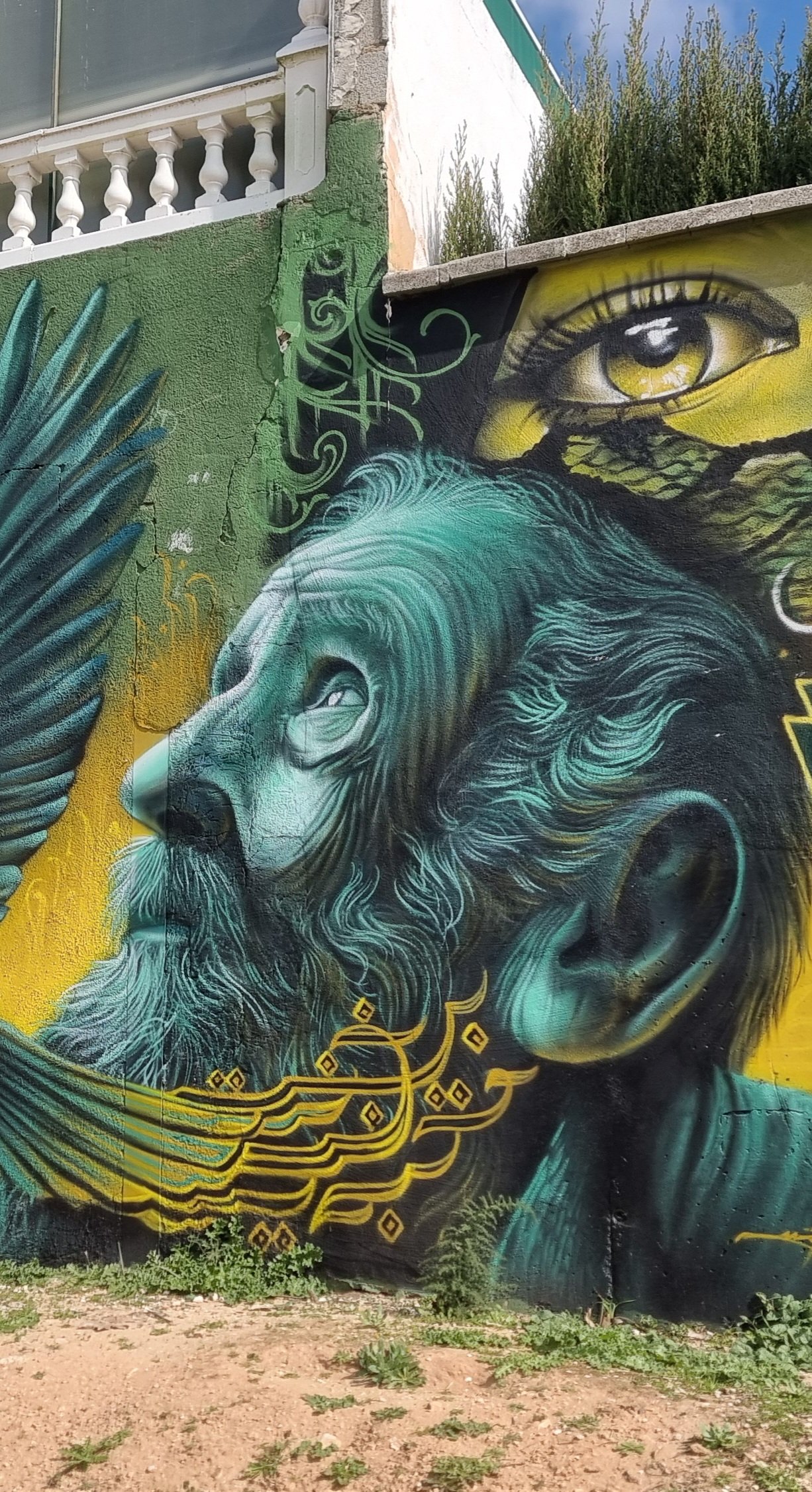 Grafitis realizados por artistas urbanos que aportan un componente artístico al nuevo espacio recreativo.