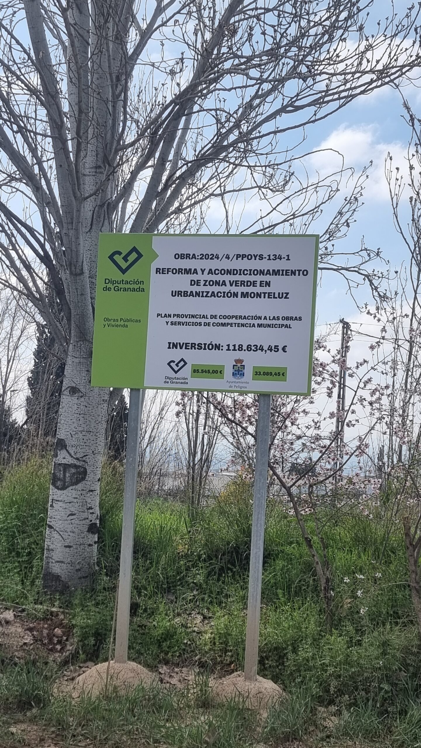 Cartel institucional que informa de la actuación realizada en el Área Recreativa de Monteluz.