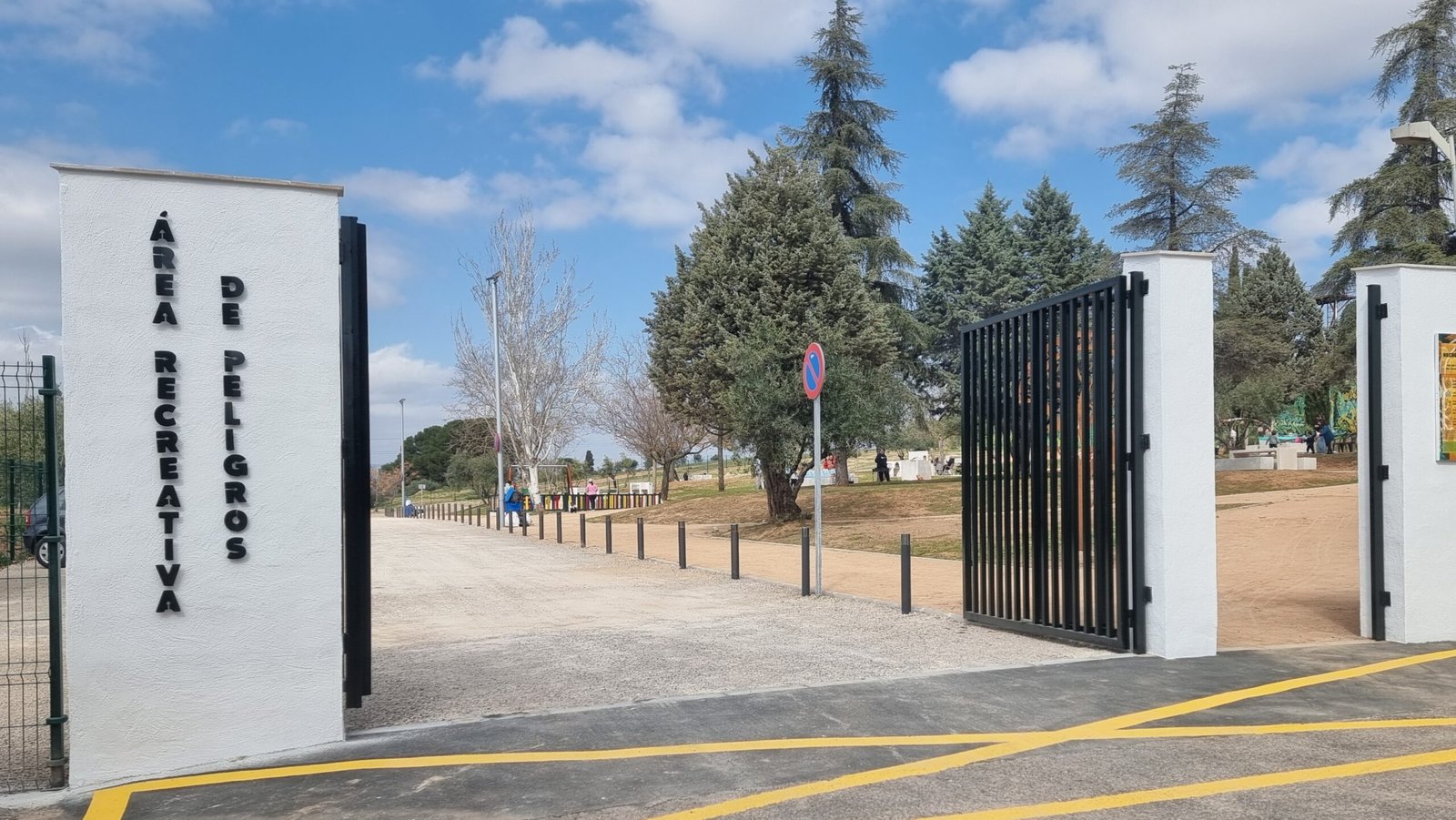 Entrada al Área Recreativa de Monteluz, el nuevo espacio de ocio al aire libre inaugurado en Peligros.