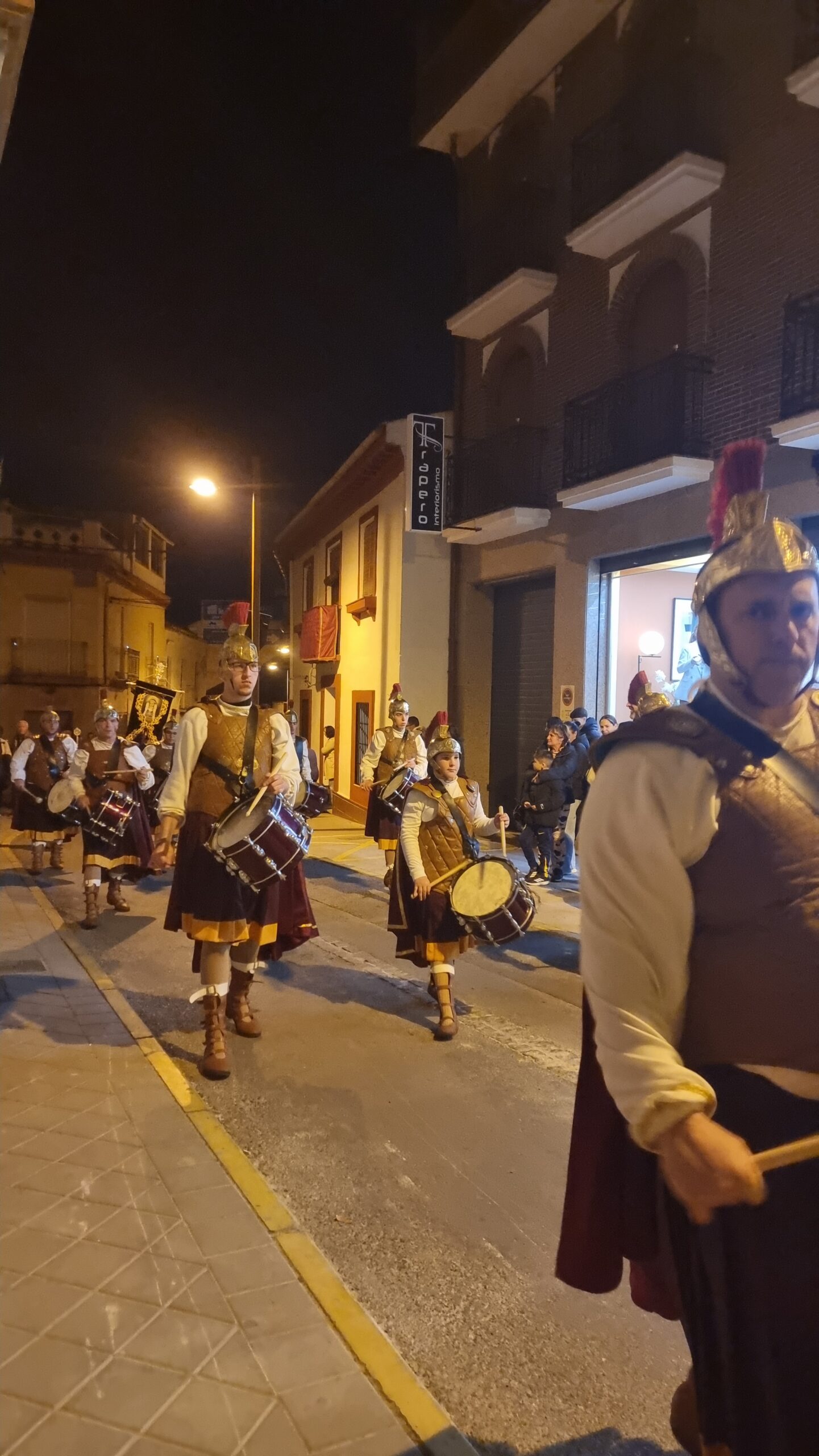 Centuriones romanos abriendo paso al recogimiento y la tradición