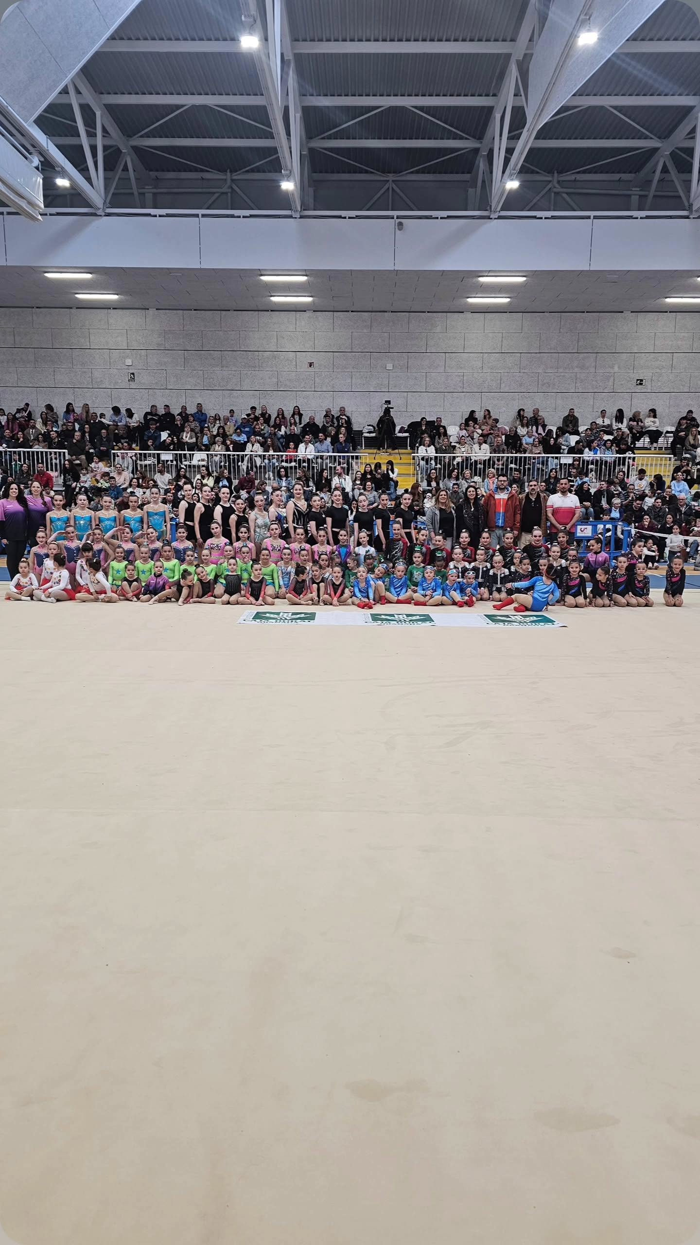 Grupo de gimnastas tras la exhibición de la EDM de Gimnasia Rítmica celebrada en el Pabellón Santiago González.