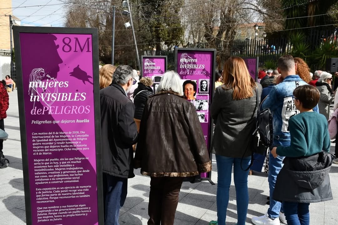 Asistentes al acto inaugural de la exposición “Mujeres inVisibles de Peligros”, instalada en la Plaza de los Patos con motivo del 8M.
