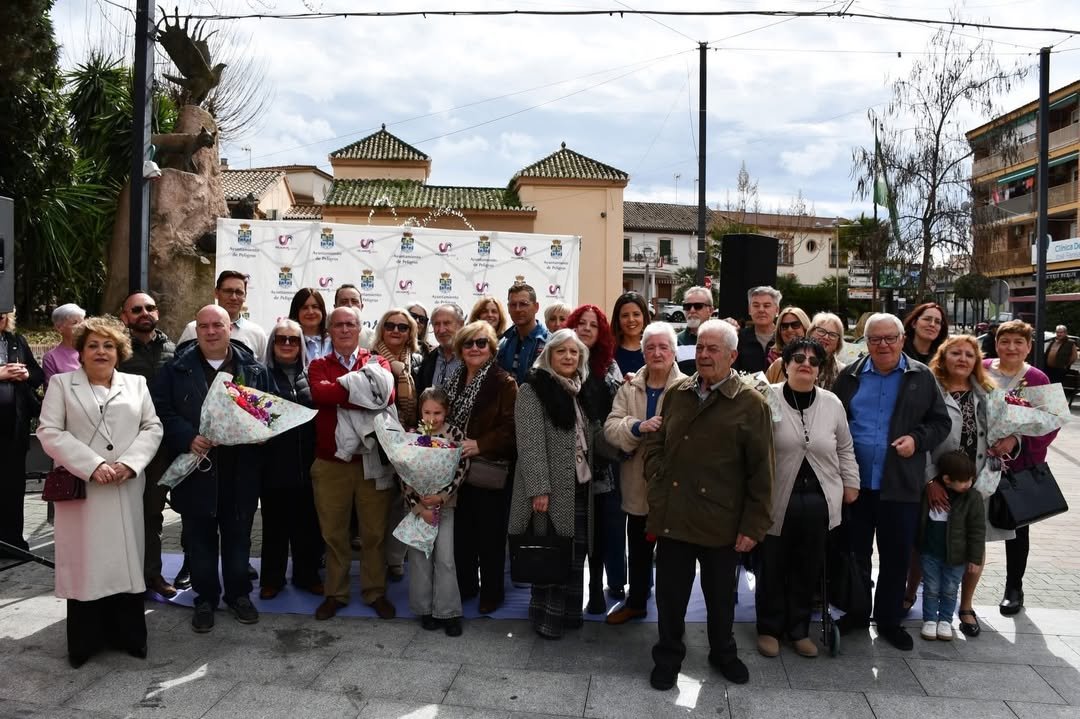 Foto de grupo de familiares y vecinos junto a la exposición “Mujeres inVisibles de Peligros” en la Plaza de los Patos.