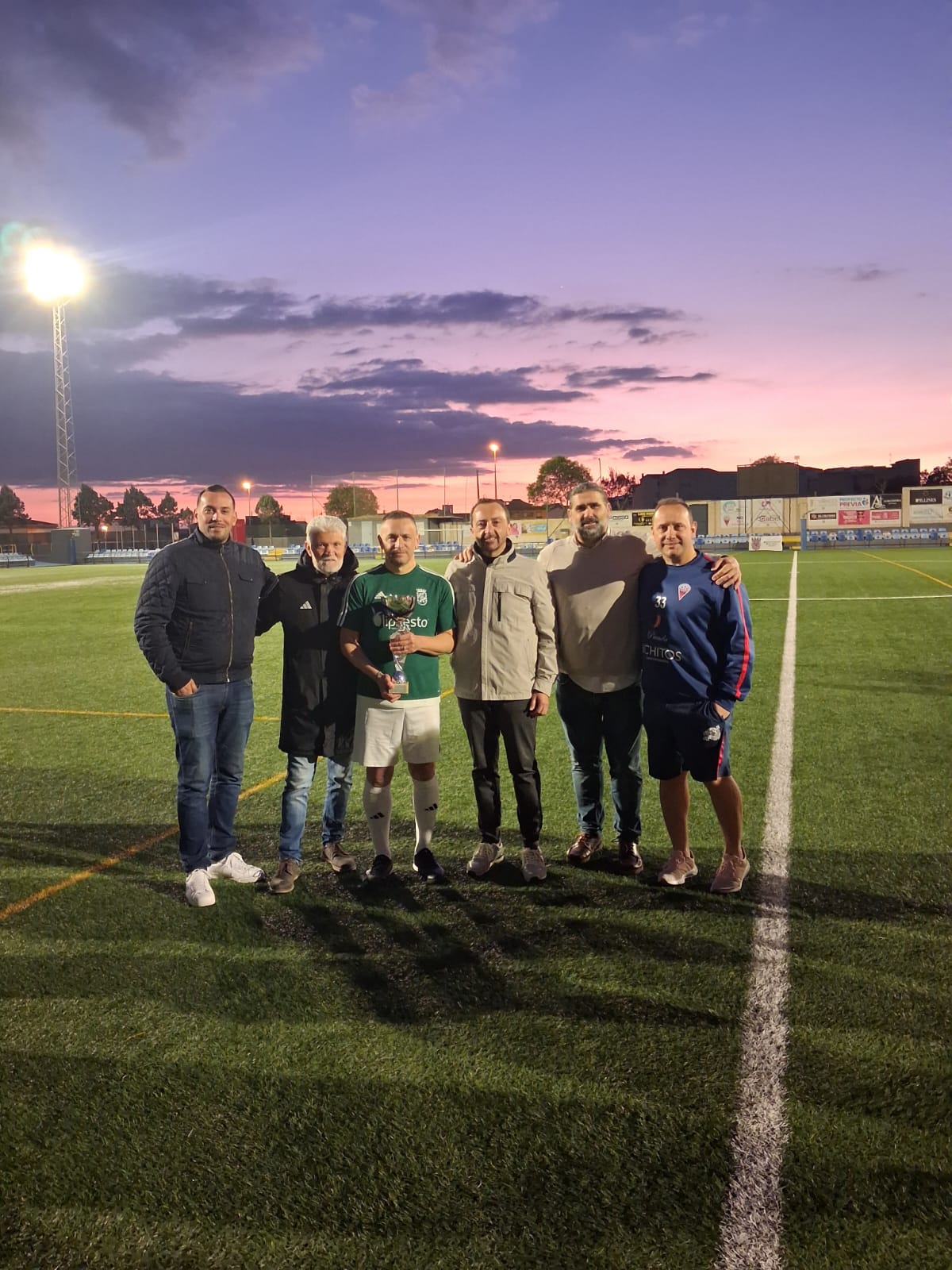 Momento de la entrega del trofeo, con presencia institucional y apoyo del entorno deportivo local.