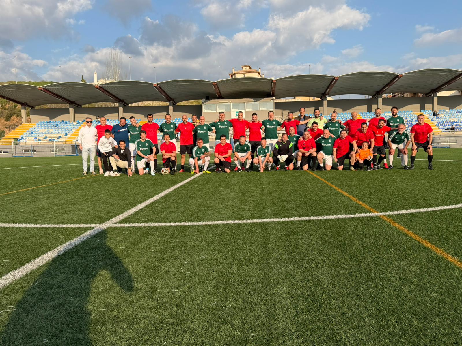 Imagen de familia de los participantes en el IV Trofeo Edelmiro Paíz, en una jornada marcada por el recuerdo, la convivencia y el fútbol.
