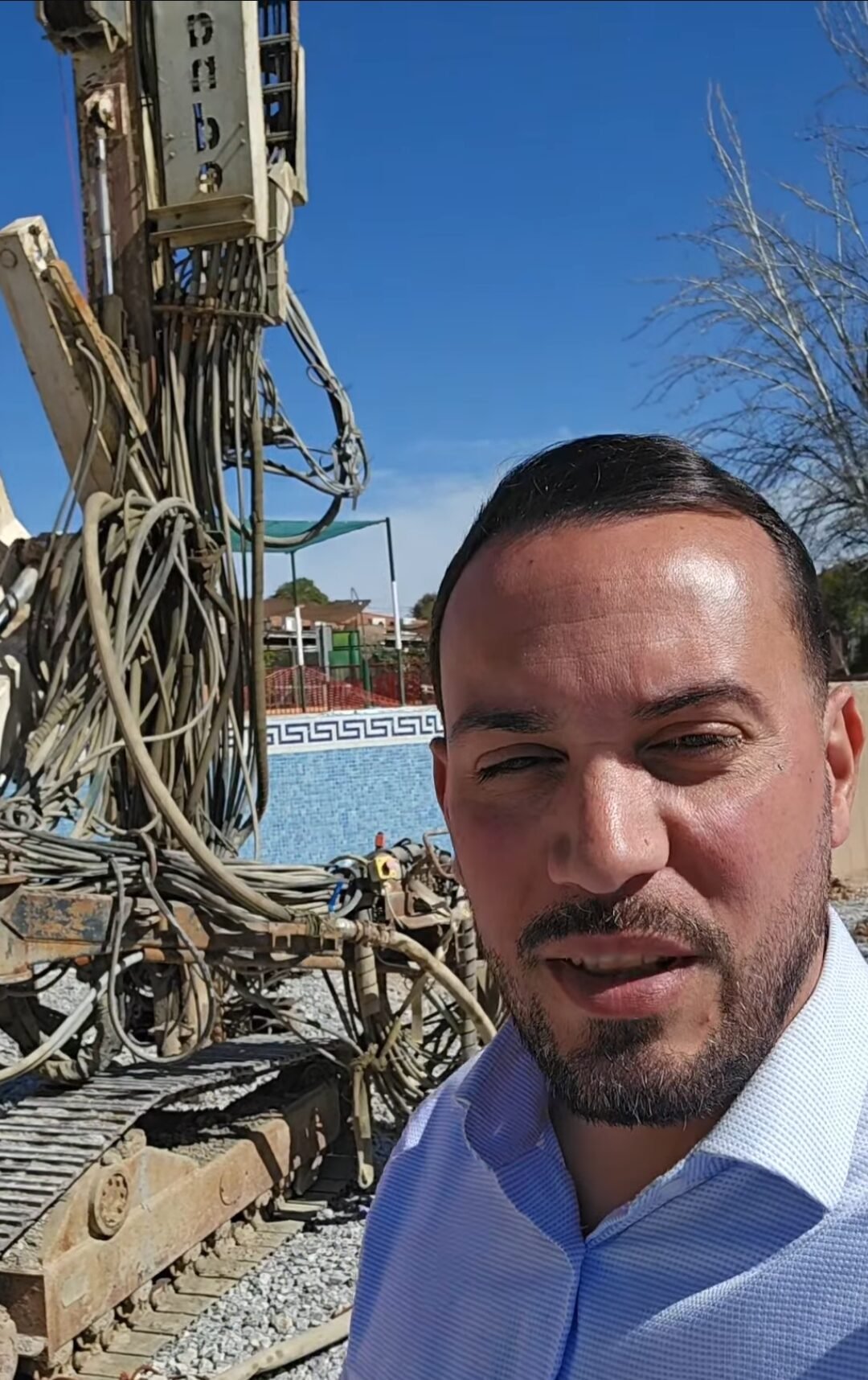 El concejal explica sobre el terreno los trabajos de cimentación profunda que sustentan la nueva piscina municipal.