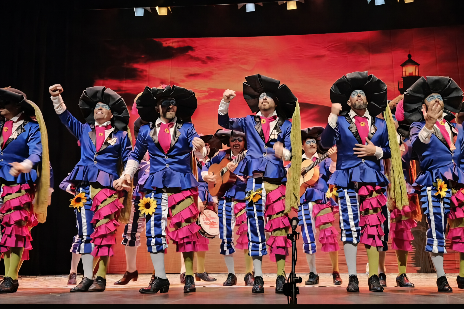 La comparsa almeriense “El nacimiento de la tragedia”, primer premio de comparsas en el IX Certamen de Agrupaciones Carnavalescas de Peligros.