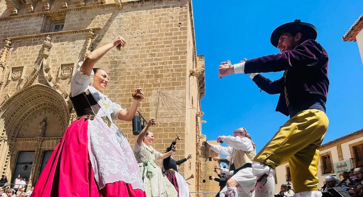 Un momento de la actuación del Grup de Danses Portitxol de Xàbia durante el encuentro de danzas tradicionales celebrado junto a la Compañía Folclórica CYD de Peligros.