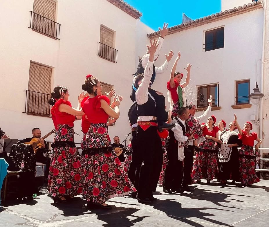 Integrantes de la Compañía Folclórica CYD de Peligros durante su participación en Xàbia, donde representaron el folclore granadino en un encuentro cultural junto al Grup de Danses Portitxol.