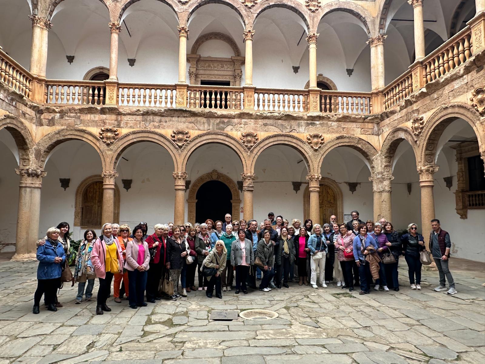 Imagen del grupo participante en la excursión cultural organizada al Castillo de La Calahorra.