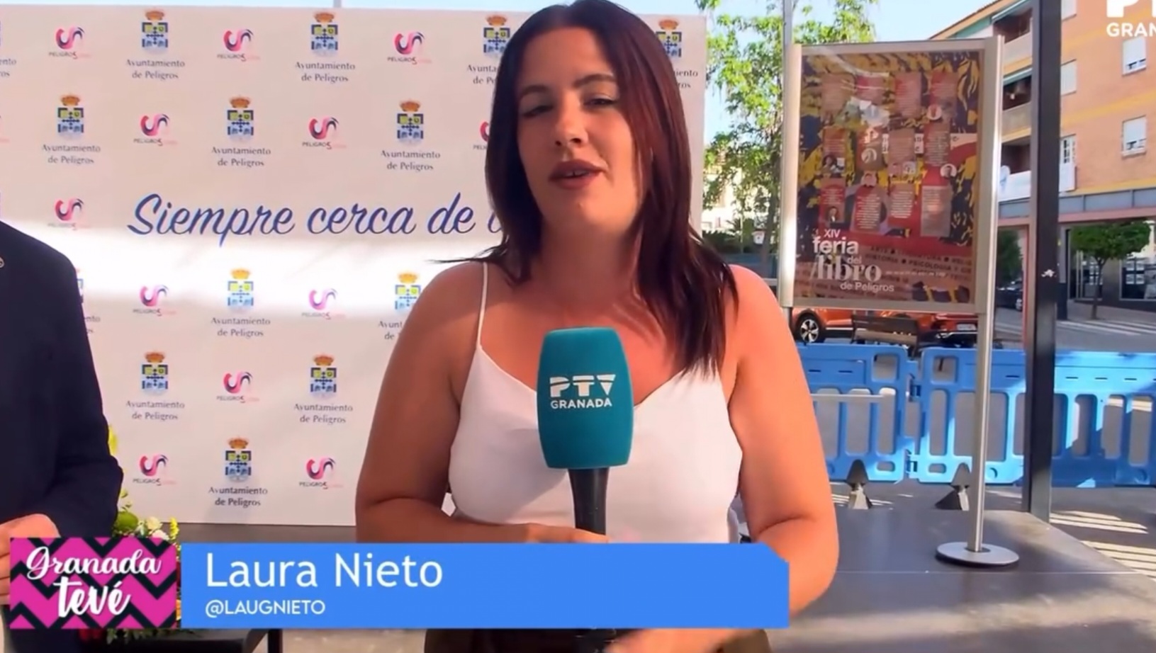La peligreña Laura Nieto, periodista de PTV Granada, durante un momento de la cobertura de la inauguración de la XIV Feria del Libro de Peligros.