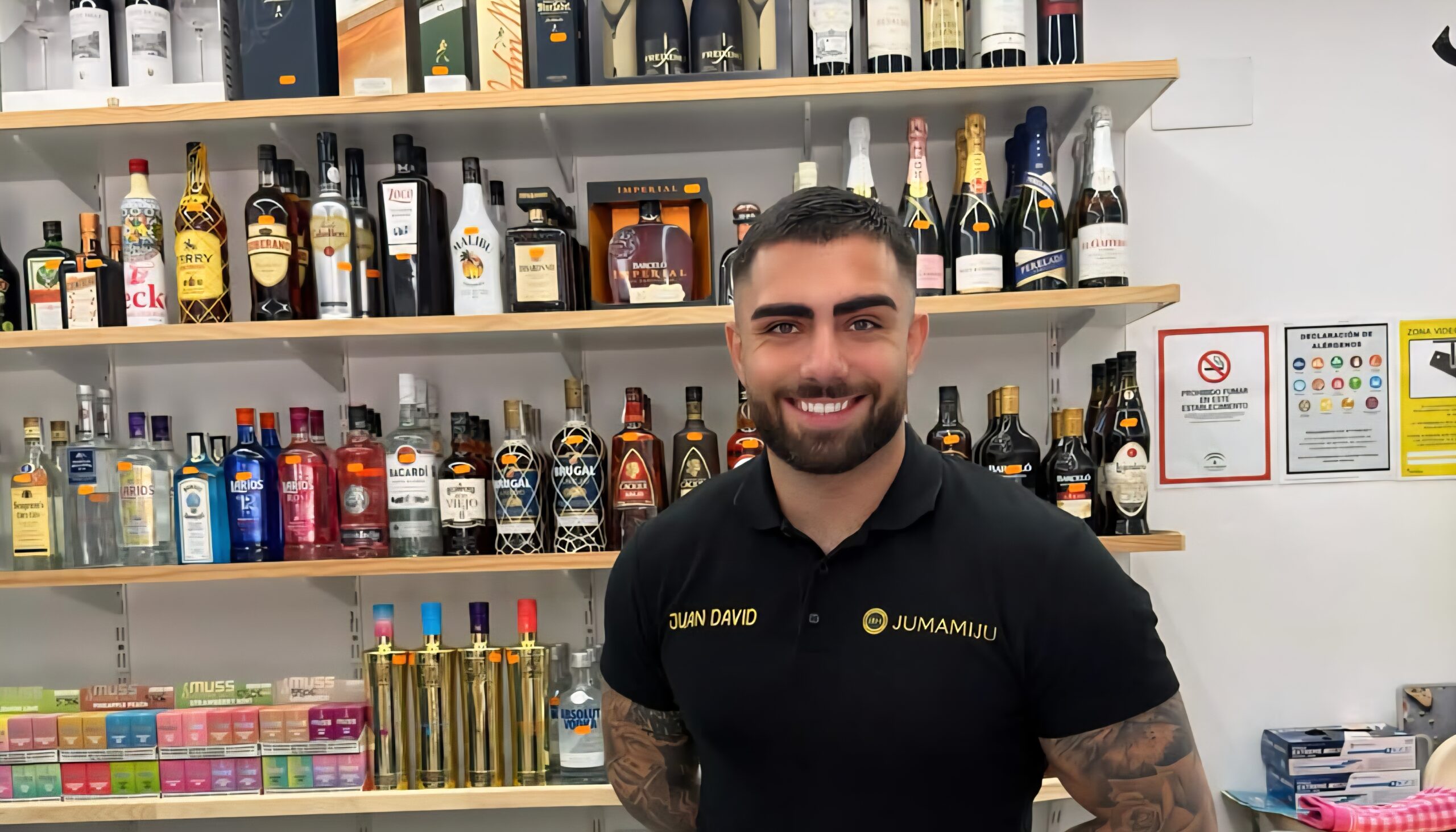 Juan David, en una imagen reciente en su tienda Jumamiju de Peligros, donde es muy conocido entre los vecinos del municipio.
