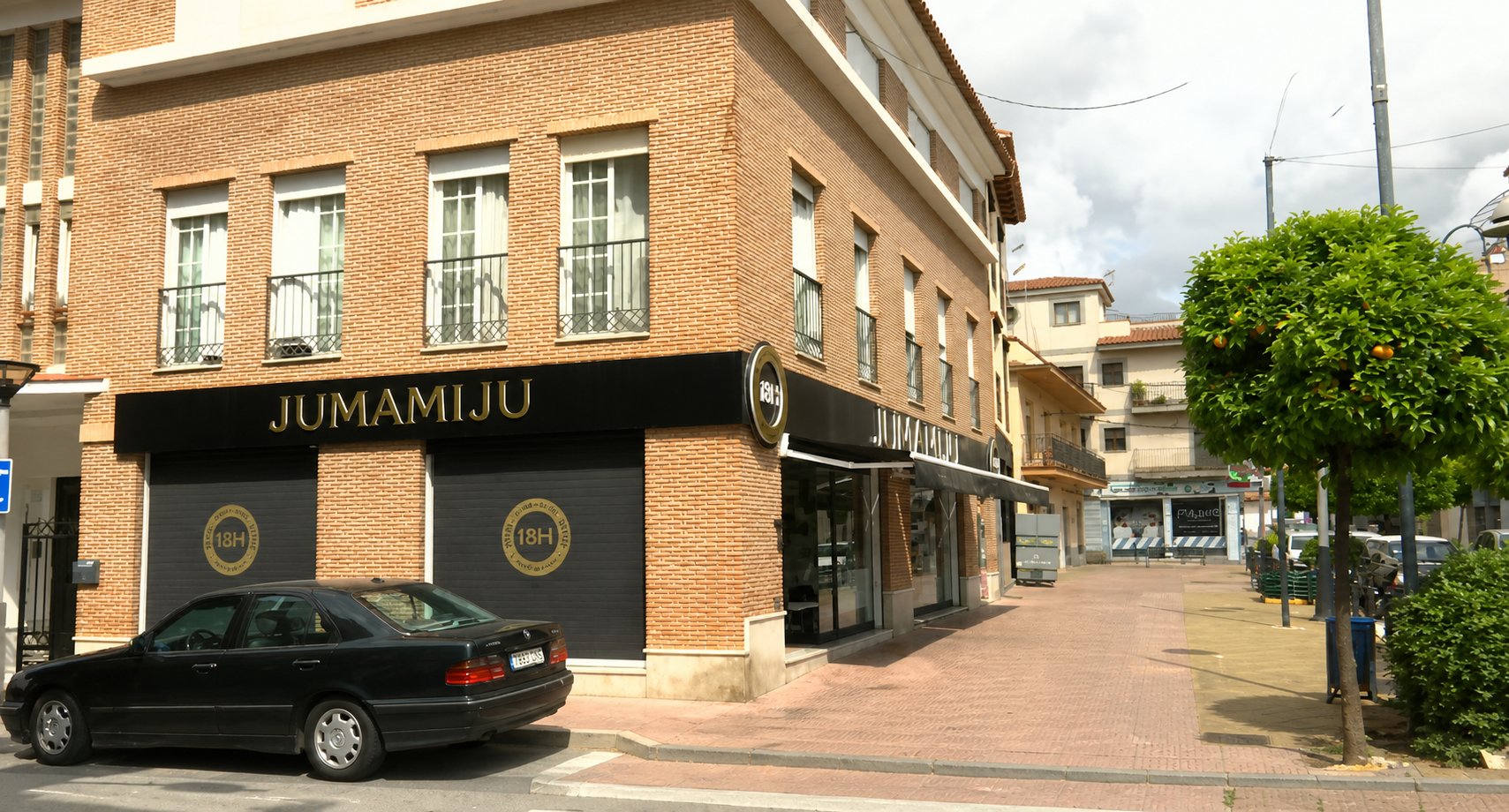 Fachada del comercio Jumamiju, con las persianas cerradas, situado junto al entorno de la Plaza de los Patos de Peligros.