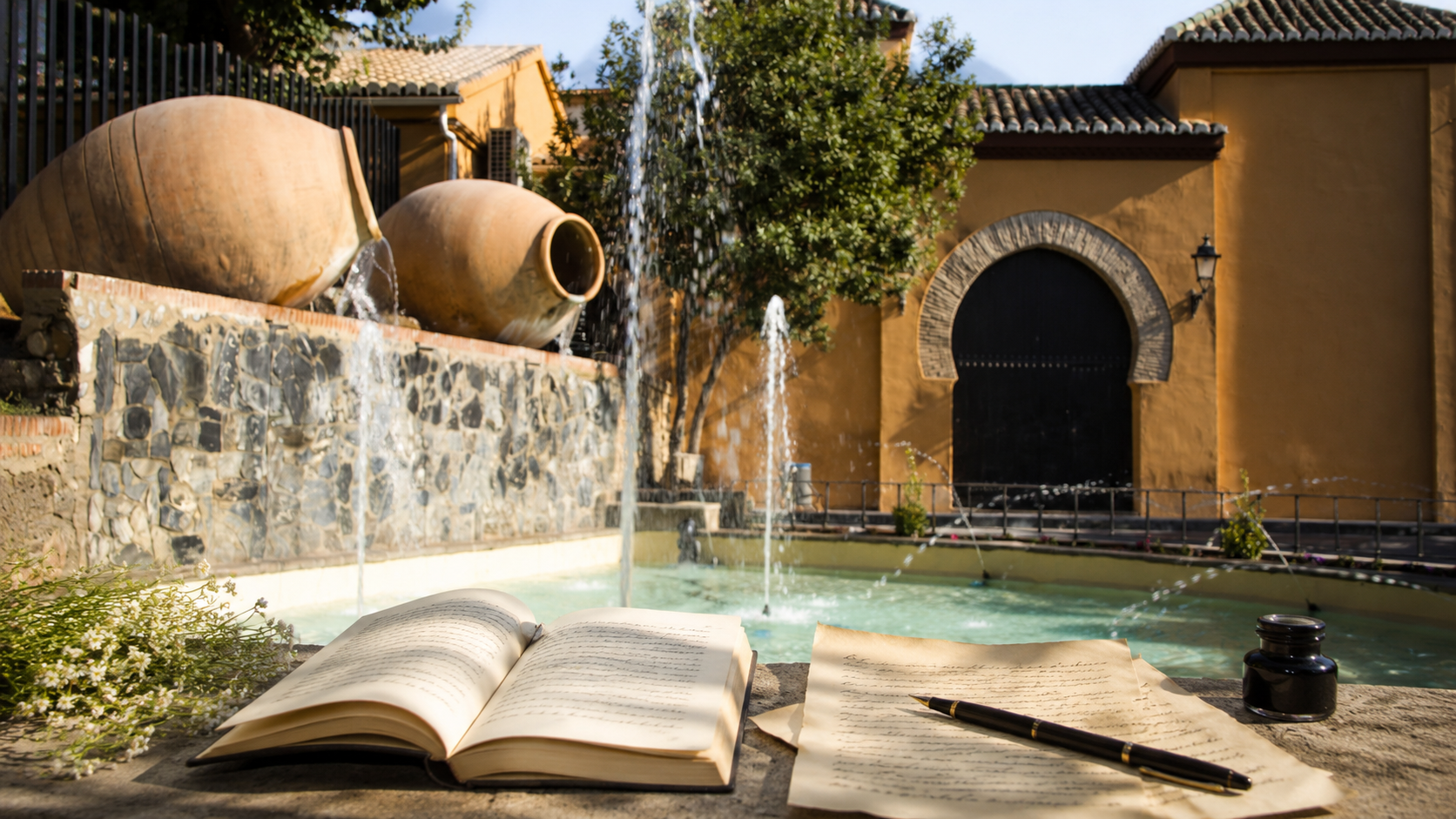 La Casa Árabe de Peligros, con la Biblioteca Municipal al fondo, sirve de inspiración visual para anunciar una nueva edición del Certamen Andaluz de Poesía “Villa de Peligros”.