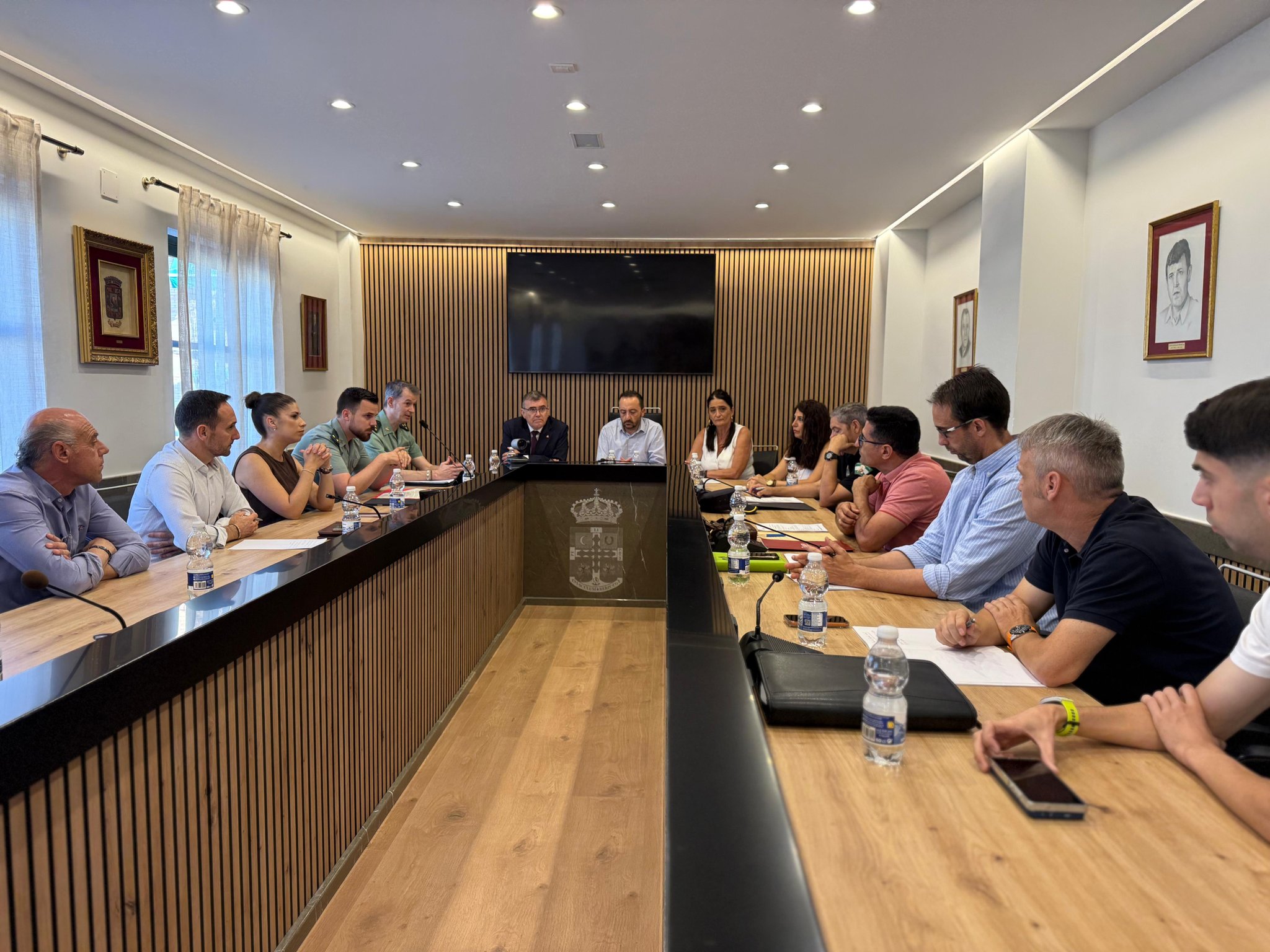 Vista general de la Junta Local de Seguridad celebrada en el Ayuntamiento de Peligros, con la participación de responsables institucionales, cuerpos de seguridad, representantes municipales y miembros del tejido local.