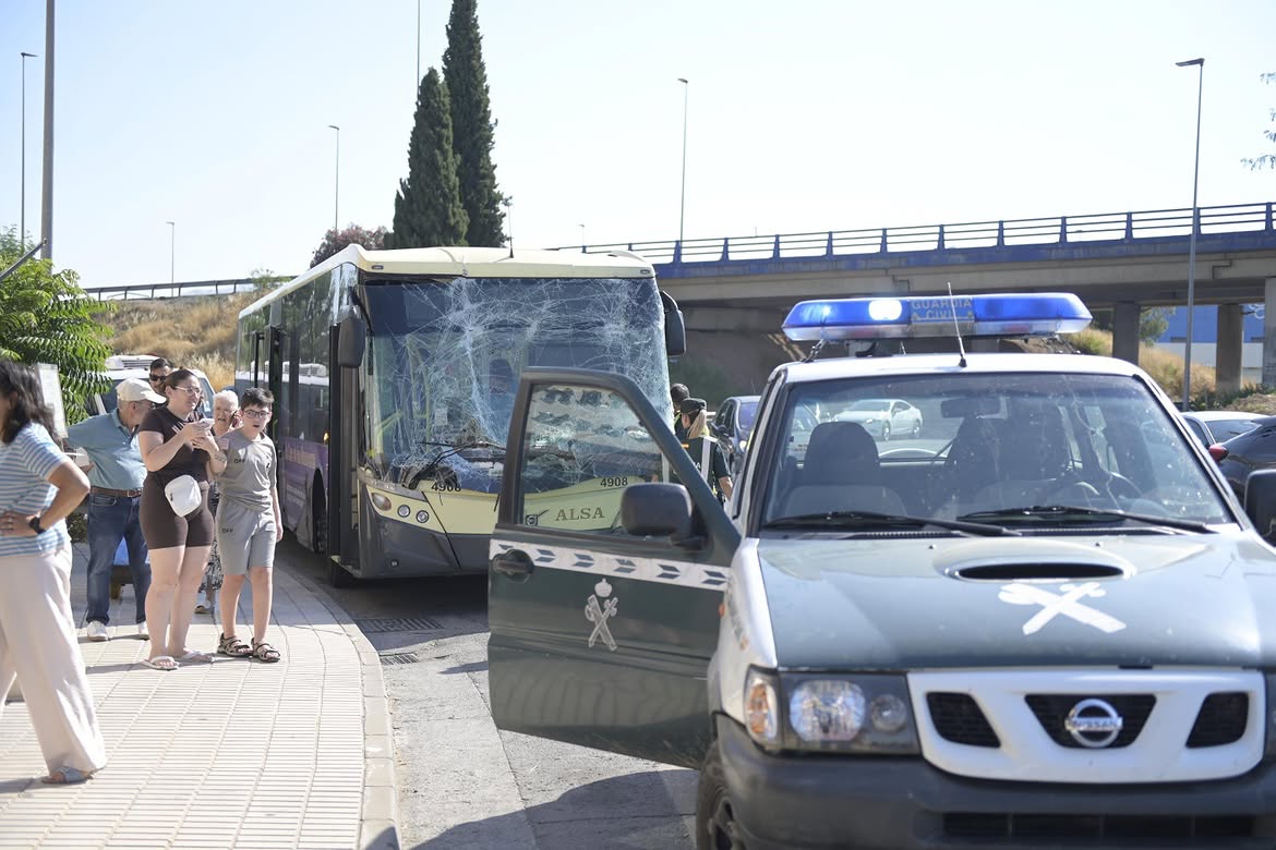 El autobús de la línea 110 tras el accidente registrado en la rotonda de La Cueva, en el entorno de Maracena. / Foto: GPMEDIA - Granada Es Noticia, si se cuenta con autorización para su uso