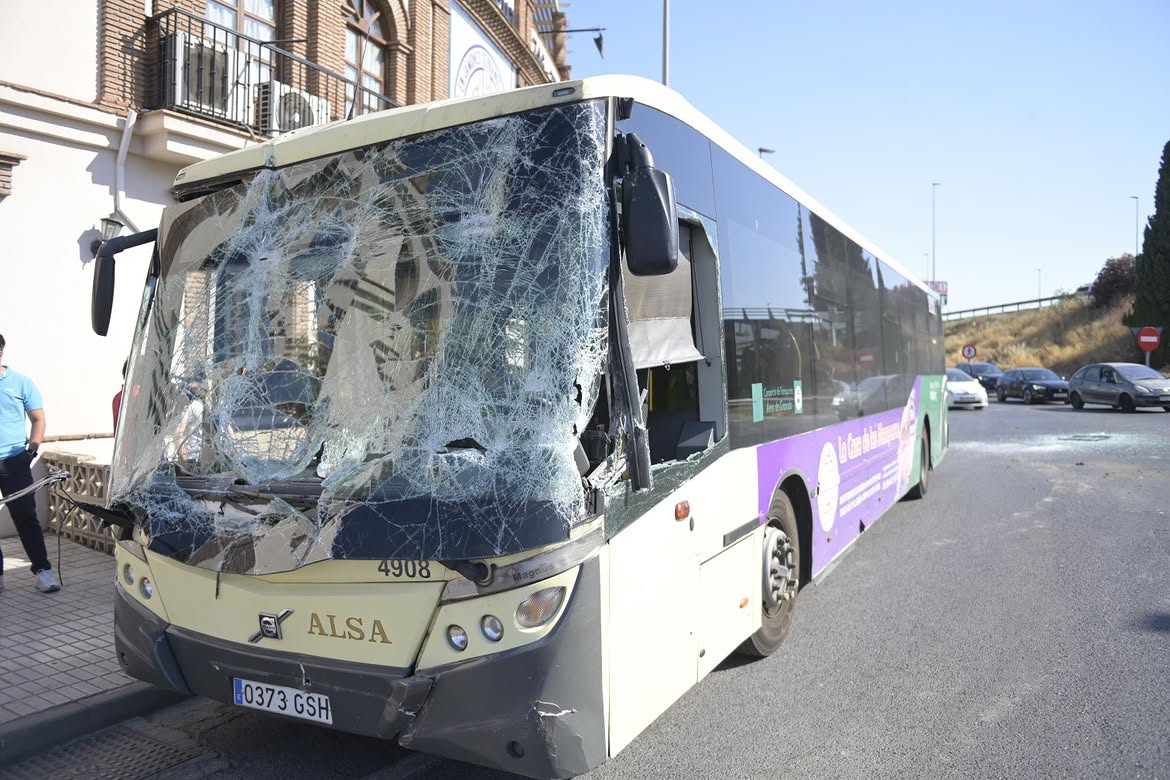 El autobús de la línea 110 tras el accidente registrado en la rotonda de La Cueva, en el entorno de Maracena. / Foto: GPMEDIA - Granada Es Noticia, si se cuenta con autorización para su uso
