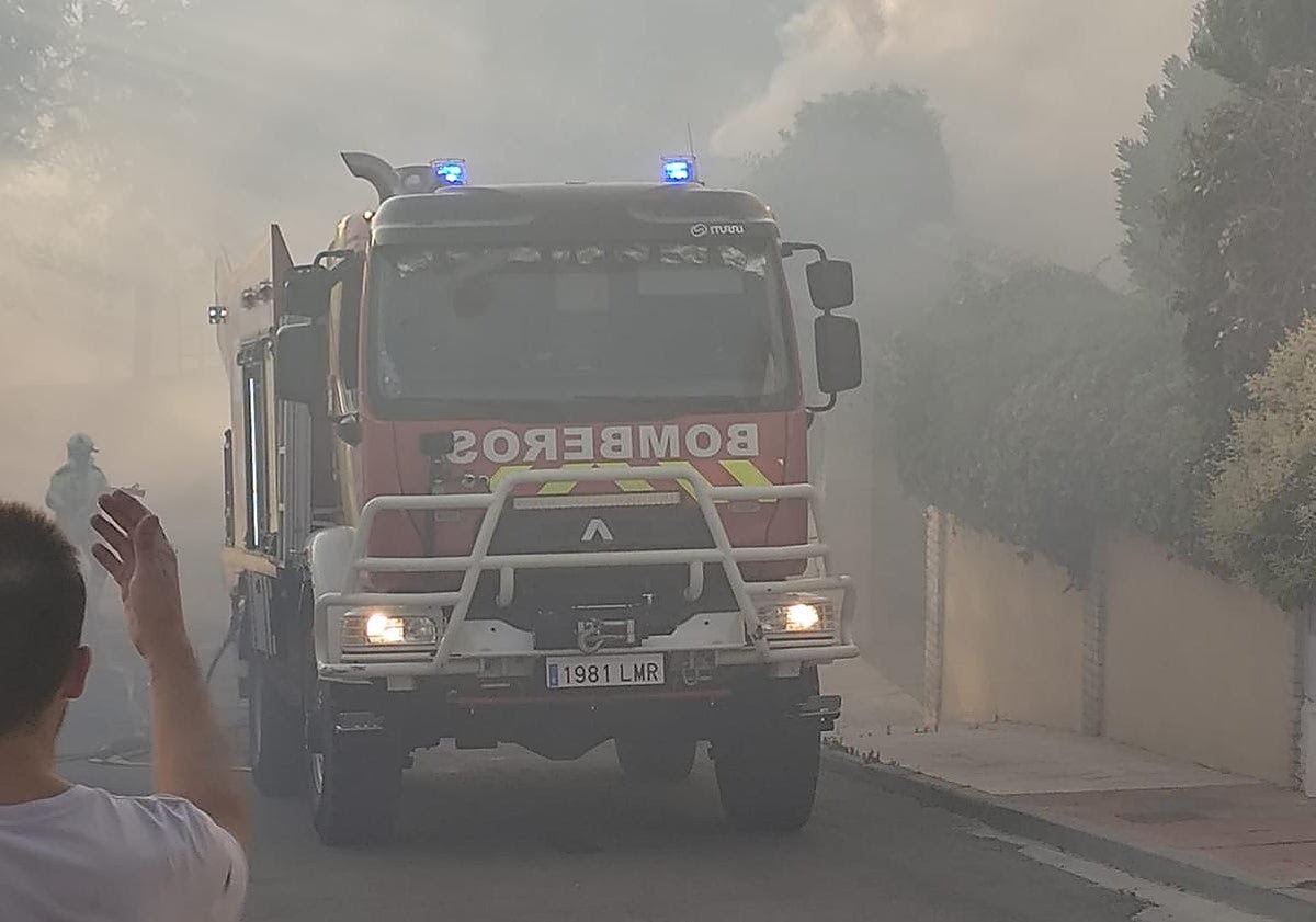 Un camión de bomberos durante la intervención del incendio en Monteluz